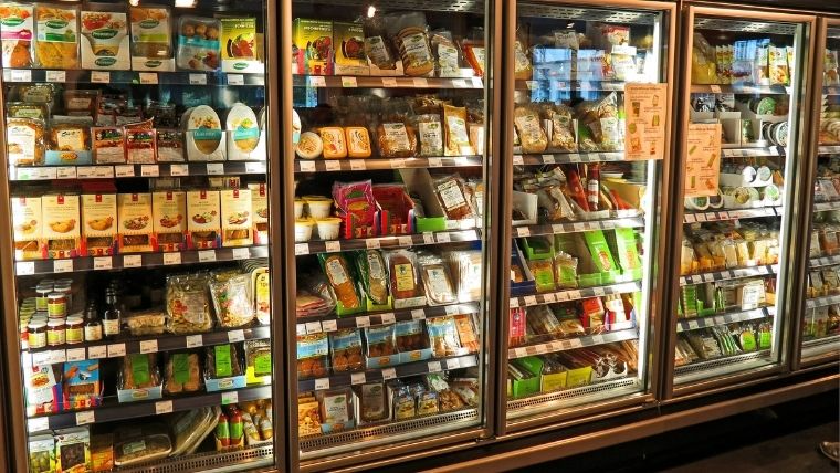 The Role of Lighting in Glassware Displays