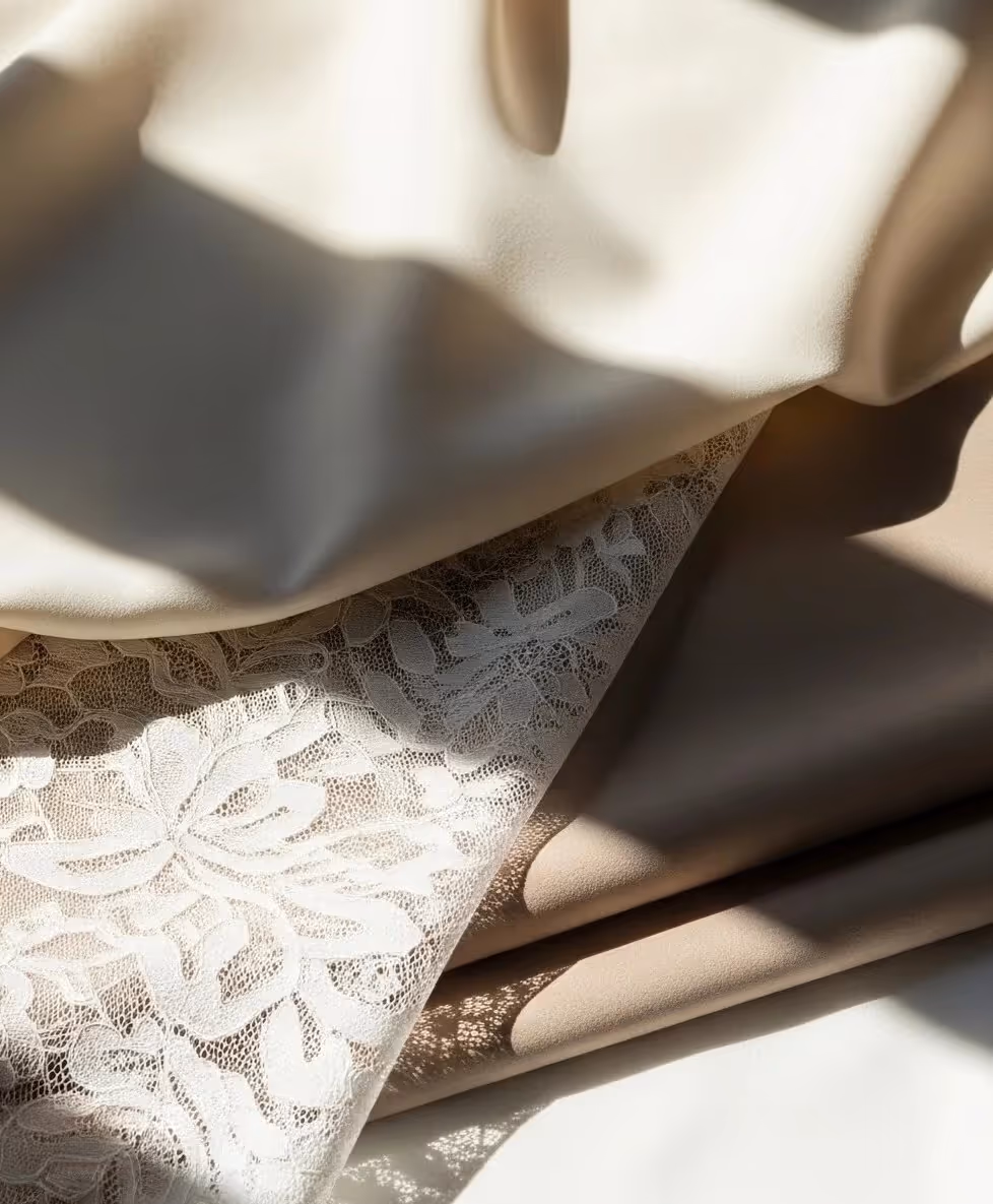繊細なレースと高品質なサテン生地を使用したボディファンデーションの素材