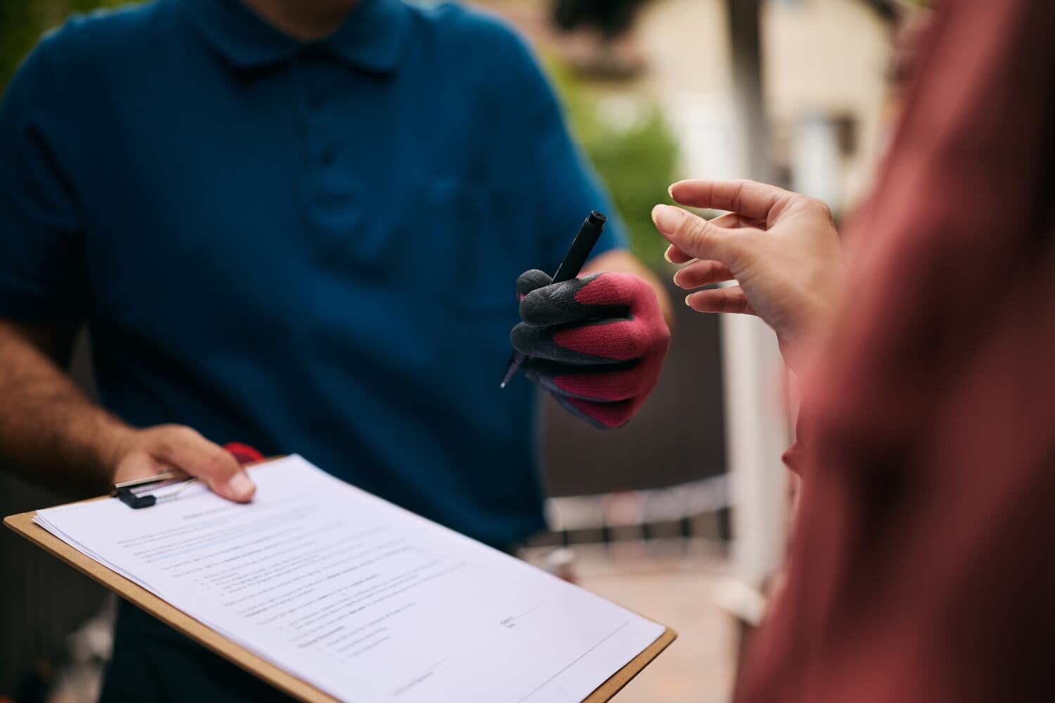 Handwerker lässt eine Rechnung von einem Kunden unterschreiben