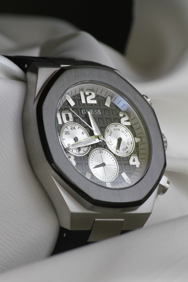 Reloj de pulsera Guess con caja de acero inoxidable.