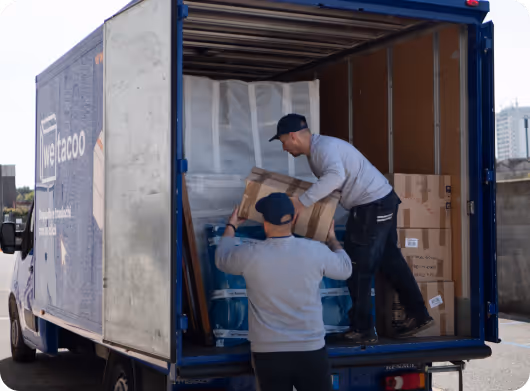 Operatori che si occupano di caricare il furgone