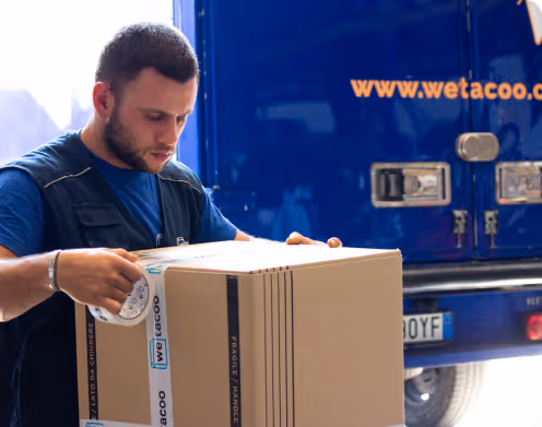 Operatore che trasporta scatole Wetacooo
