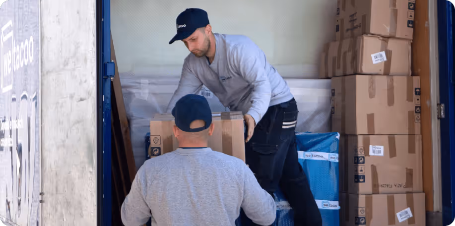 Operatori Wetacoo che movimentano con cura degli oggetti