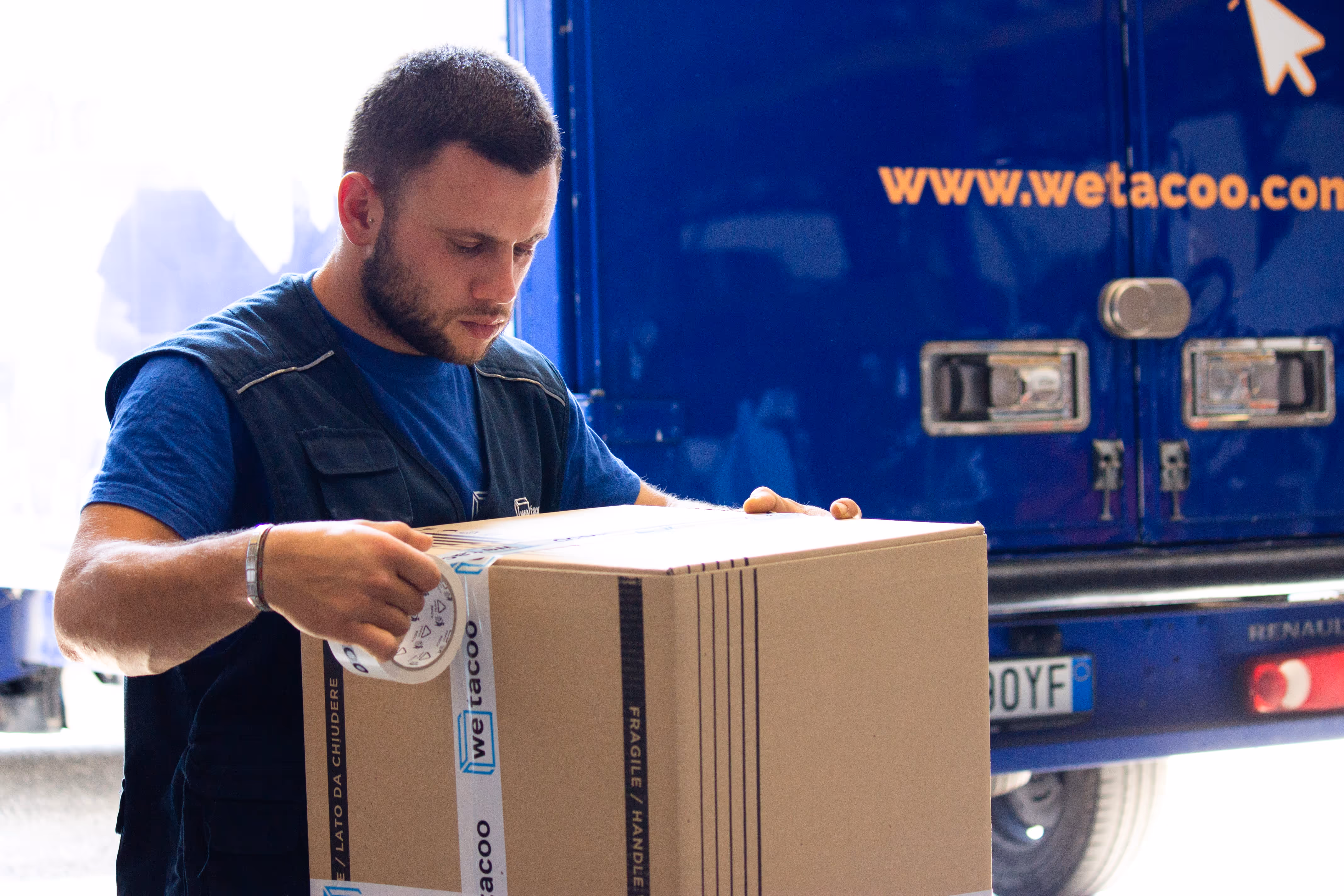 Operatore Wetacoo che si occupa del trasporto di scatole