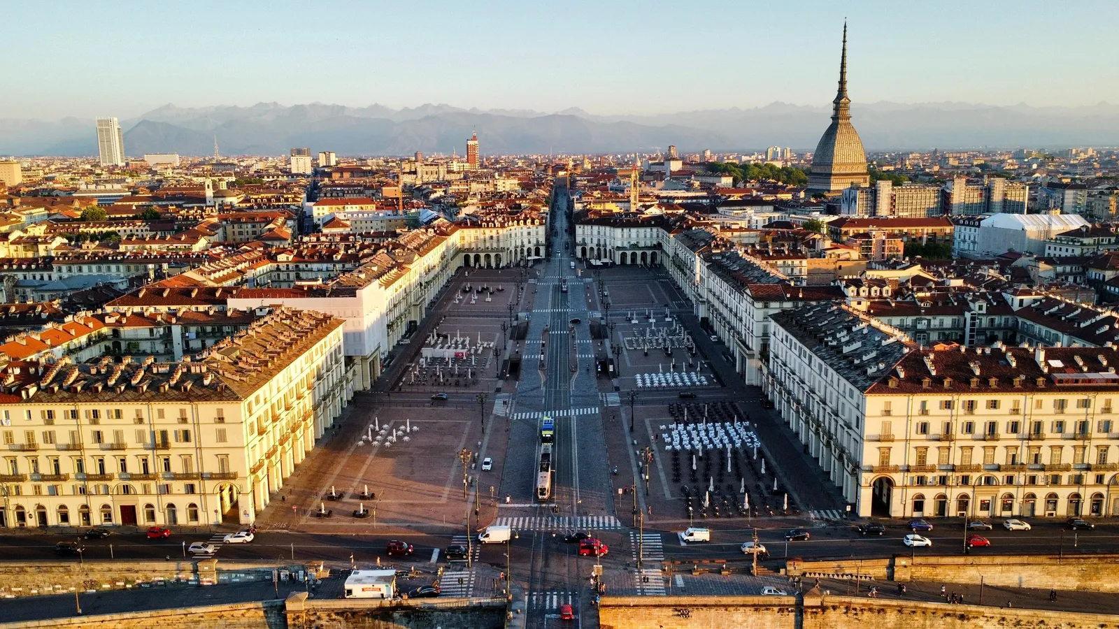 Vista aerea del paesaggio urbano di Torino con edifici storici, strade e la Mole Antonelliana in Italia.