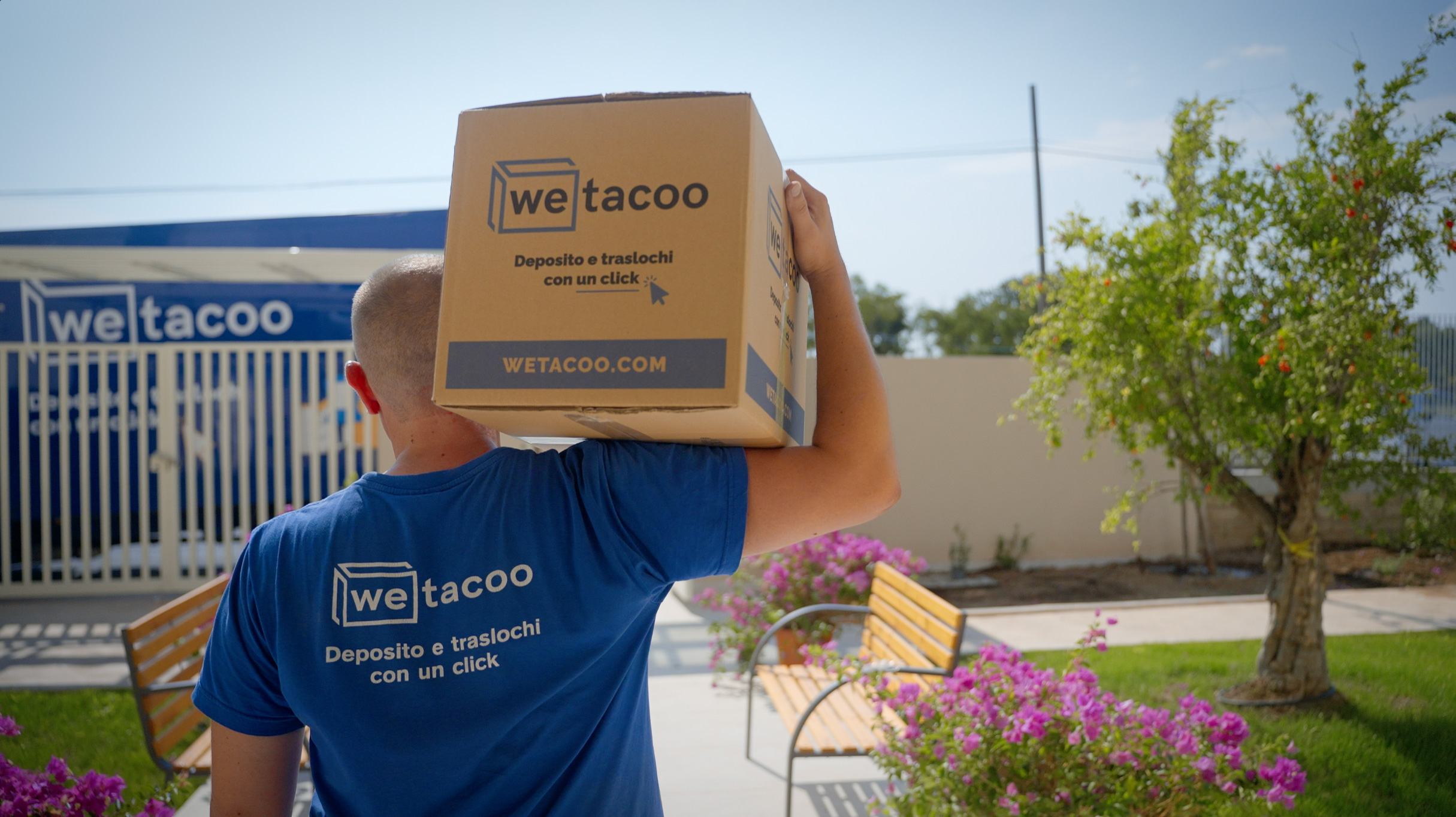 Addetto logistico imballa una scatola dentro al magazzino di Roma