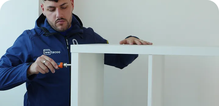 persona smonta un mobile per il deposito a roma