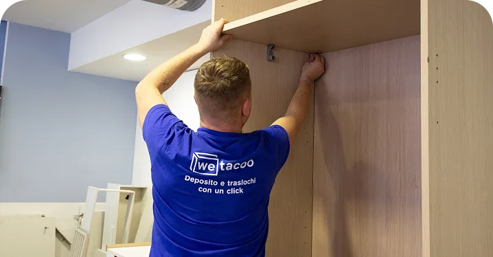 Traslocatore smonta un mobile a roma