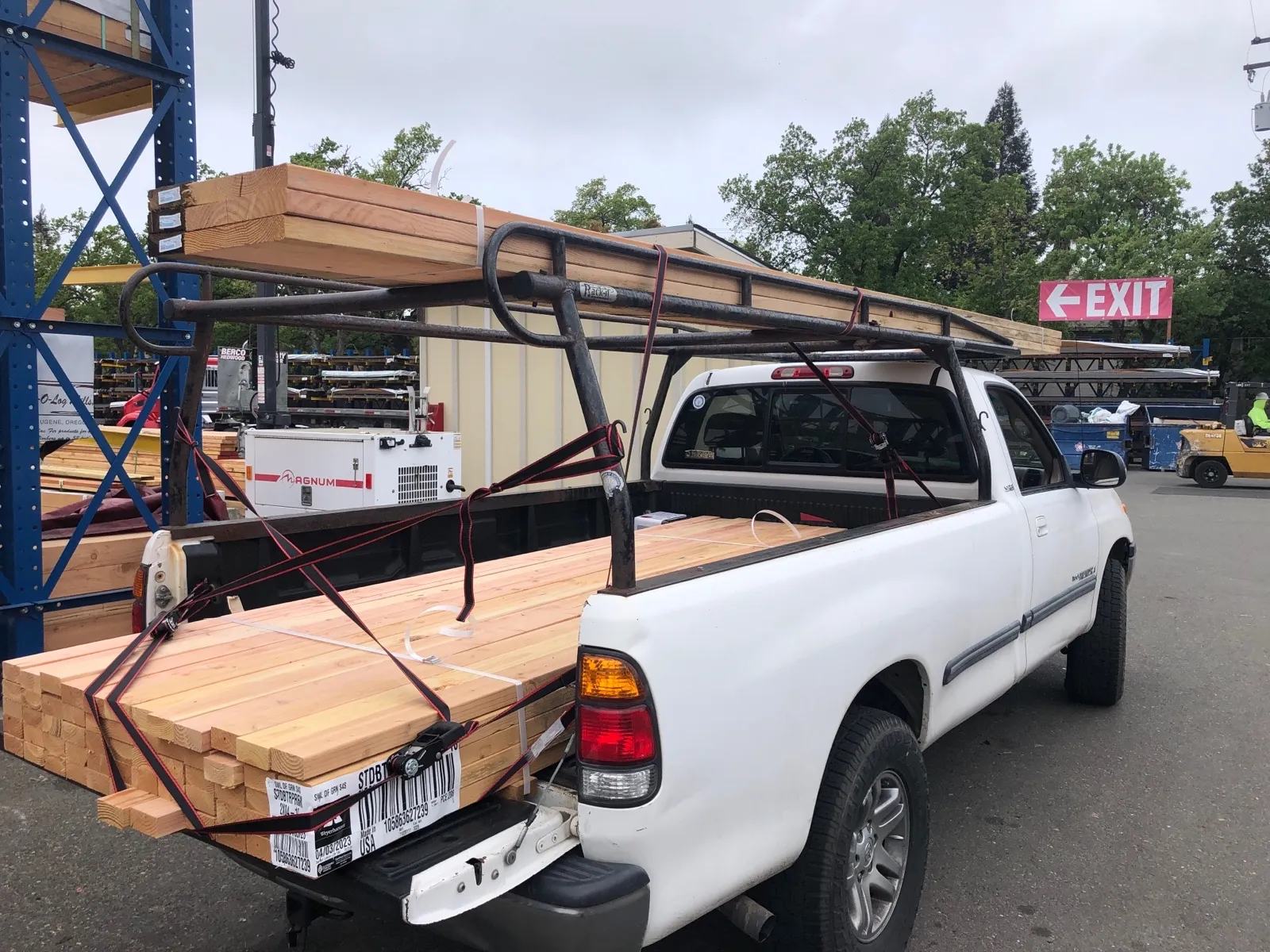 Image of a Curri truck delivering lumber