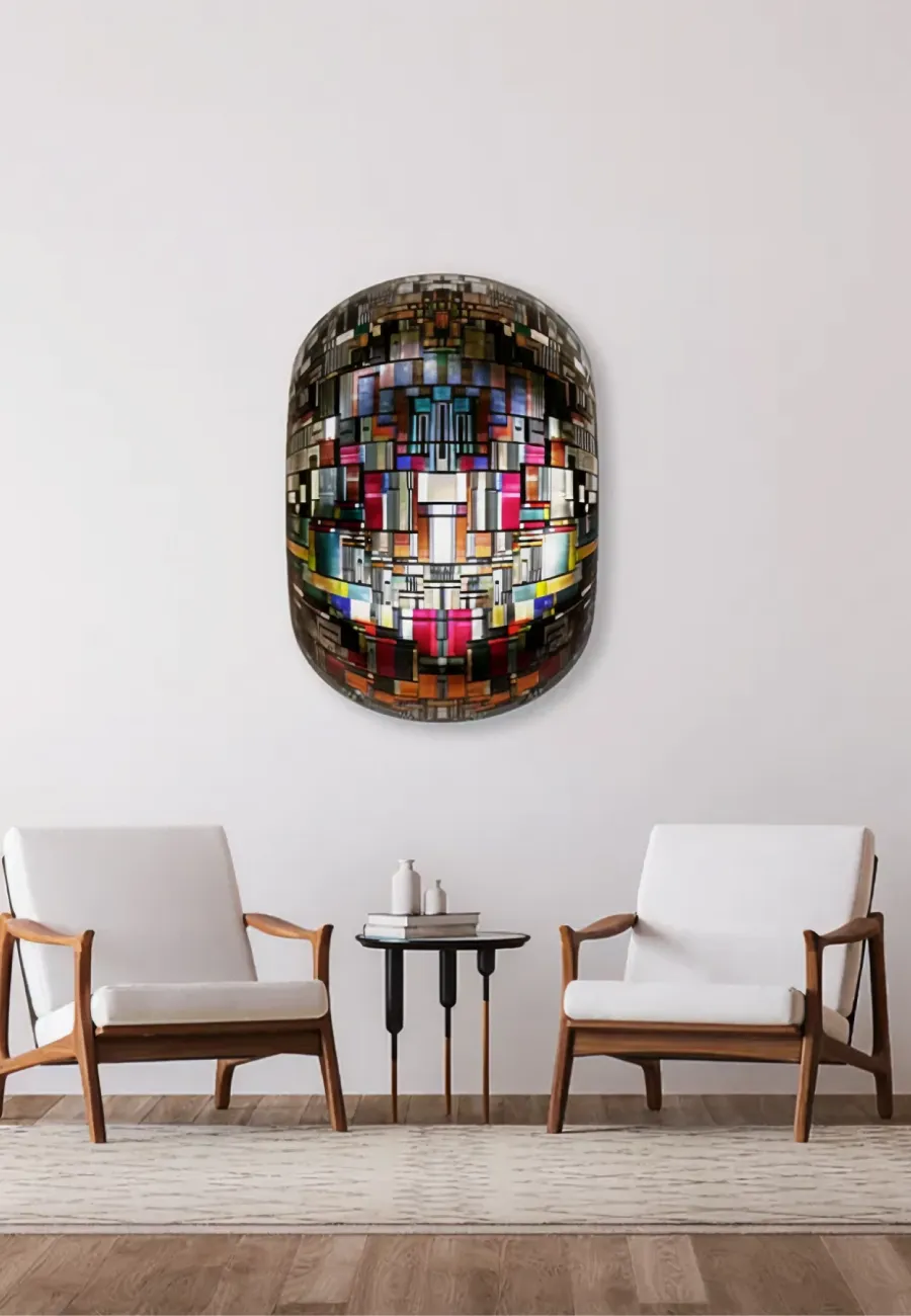 Œuvre murale multicolore au-dessus de deux fauteuils blancs.