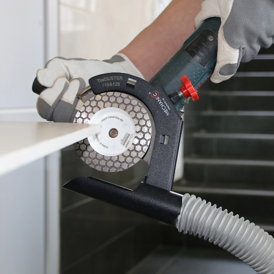 TileDuster vinkelsslipsfäste 115–125 mm anslutet till dammsugare för dammfri slipning av kakel och sten.