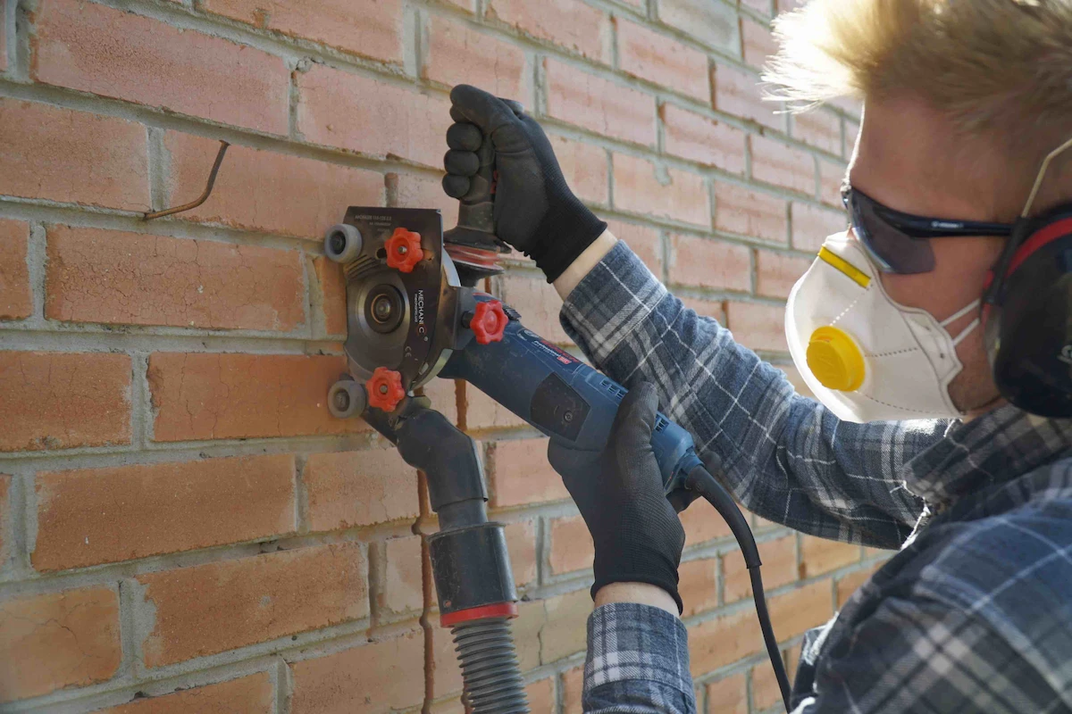 AirChaser vinkelsslipsfäste 230 mm används för dammfri spårfräsning i tegelvägg vid installation eller renovering.