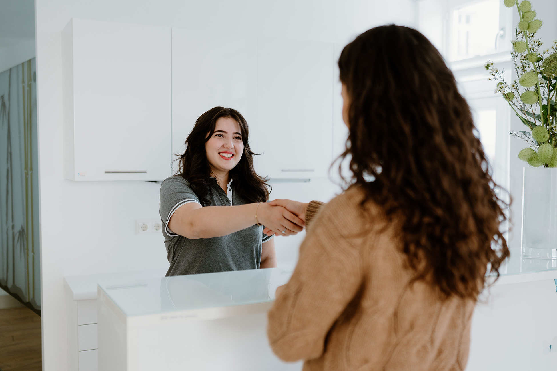 Mitarbeiterin mit einer Patientin in der Ordination Dr. Wenning Li