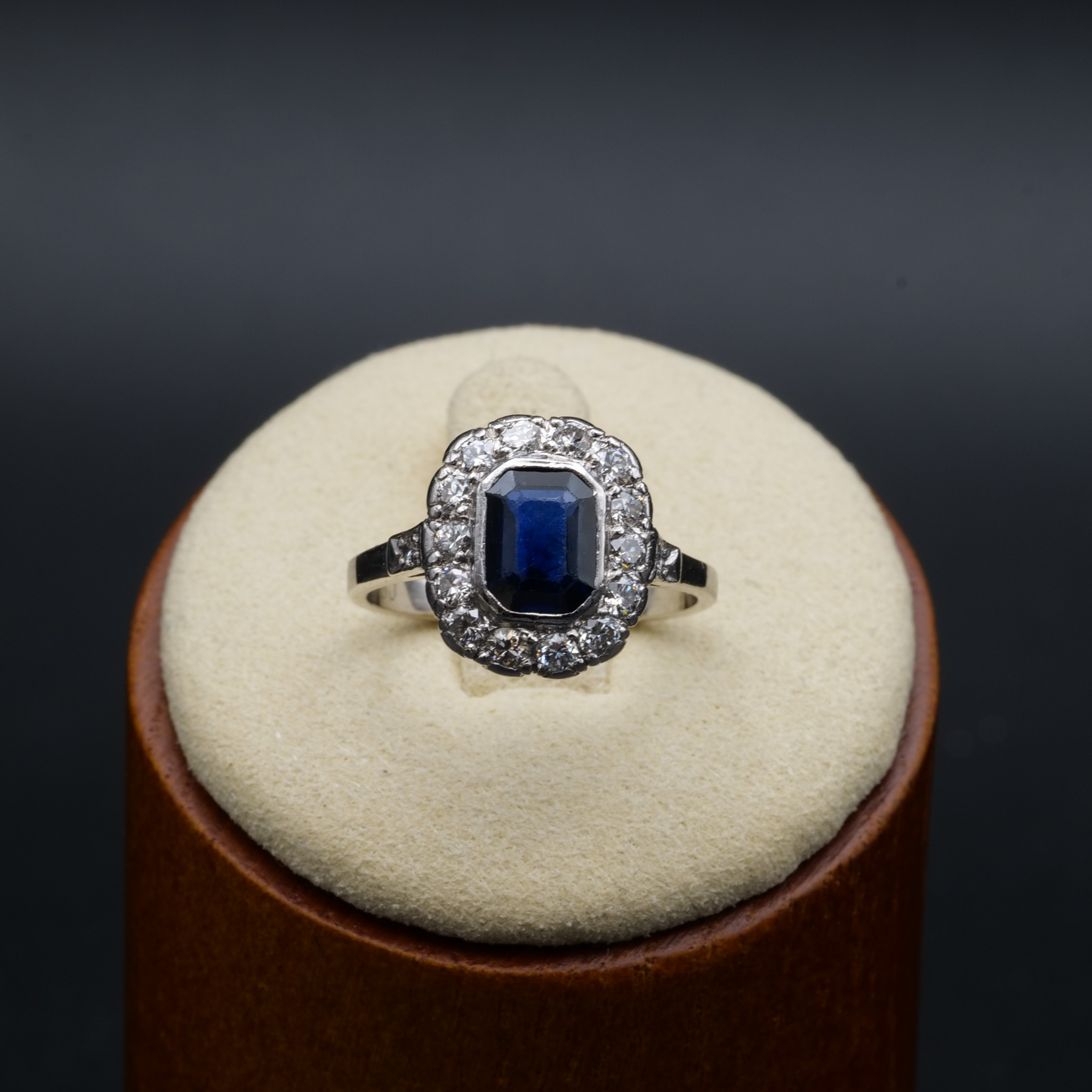 Weißgoldring mit Saphir & Brillanten