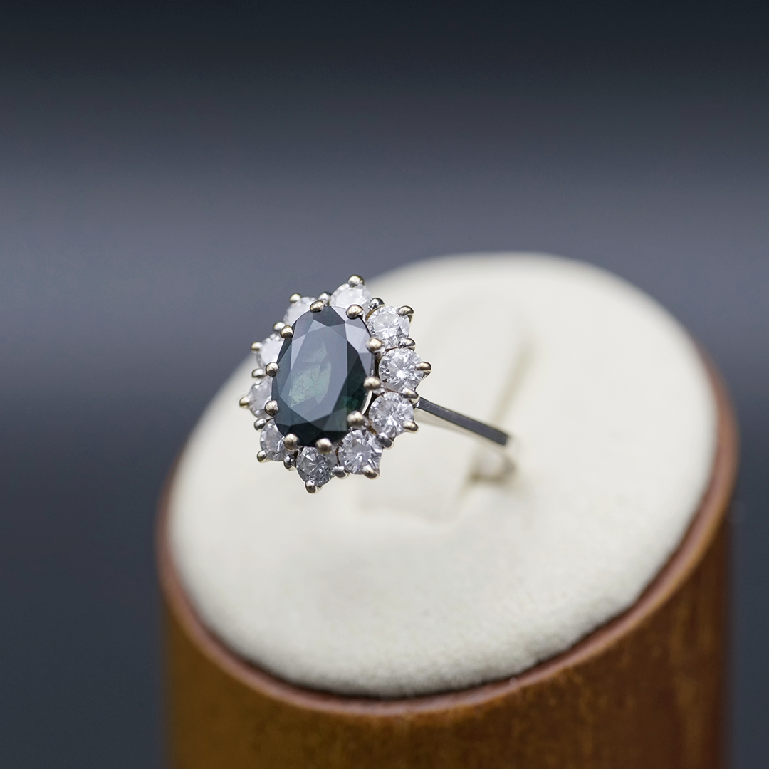 Diamant Ring mit Saphir von der Seite