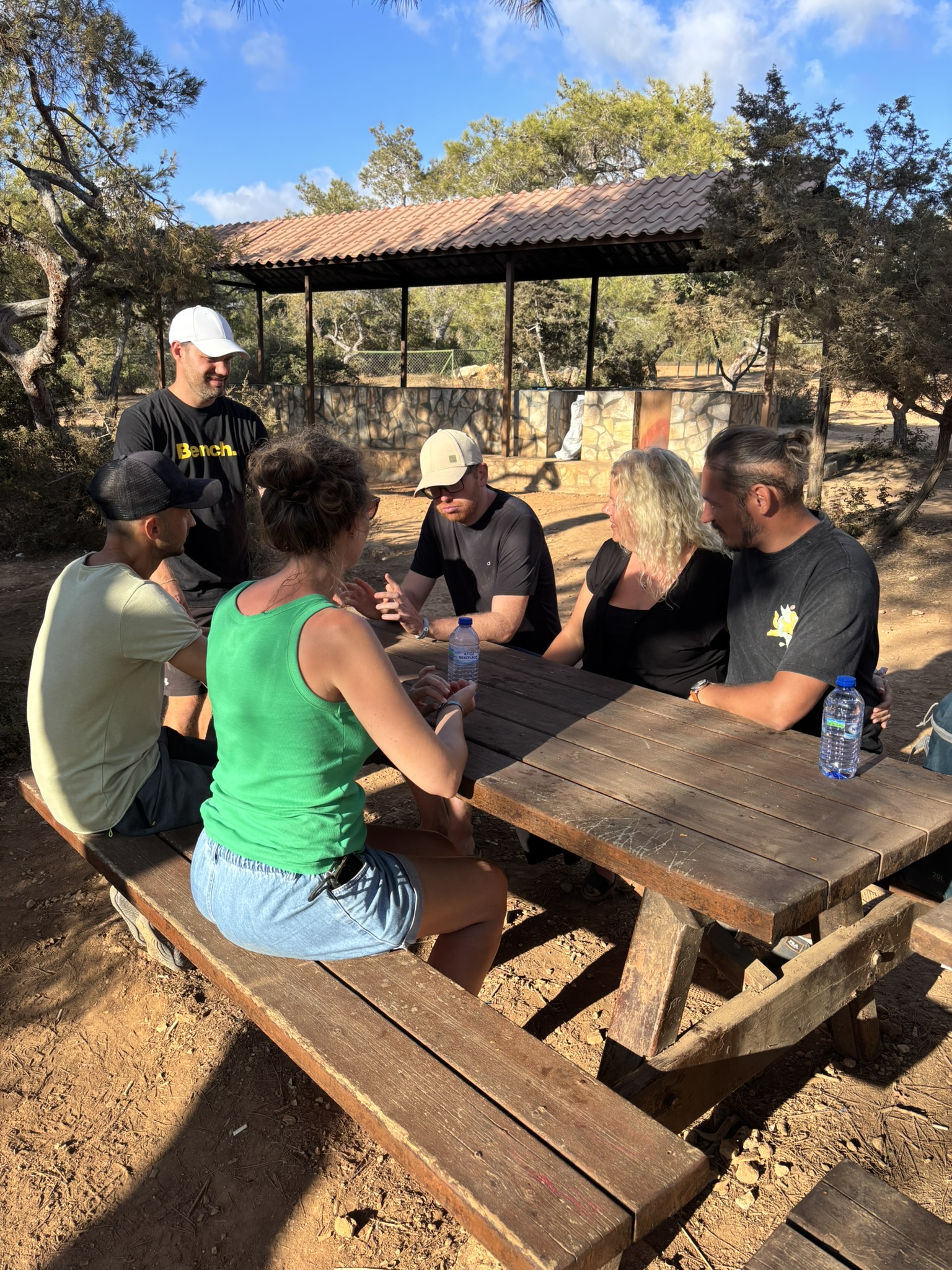 Teilnehmer während einer Erasmus Fortbildung. Sitzen gemeinsam am Tisch während des Seminars
