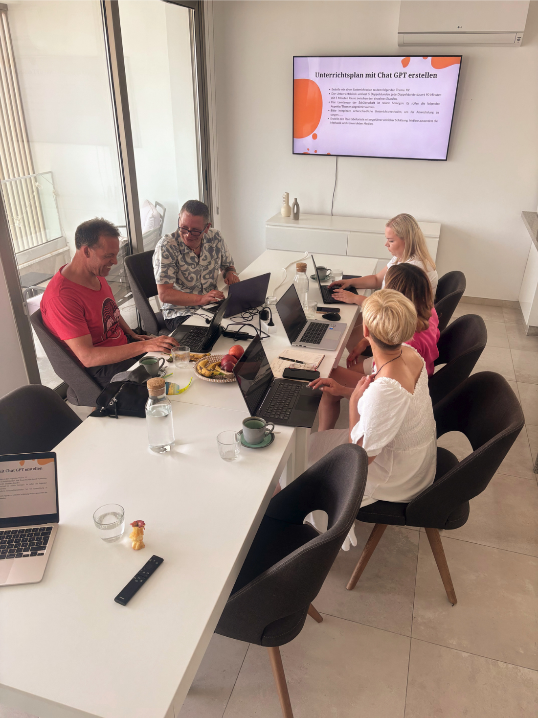 Teilnehmer während einer Erasmus Fortbildung. Sitzen gemeinsam am Tisch während des Seminars