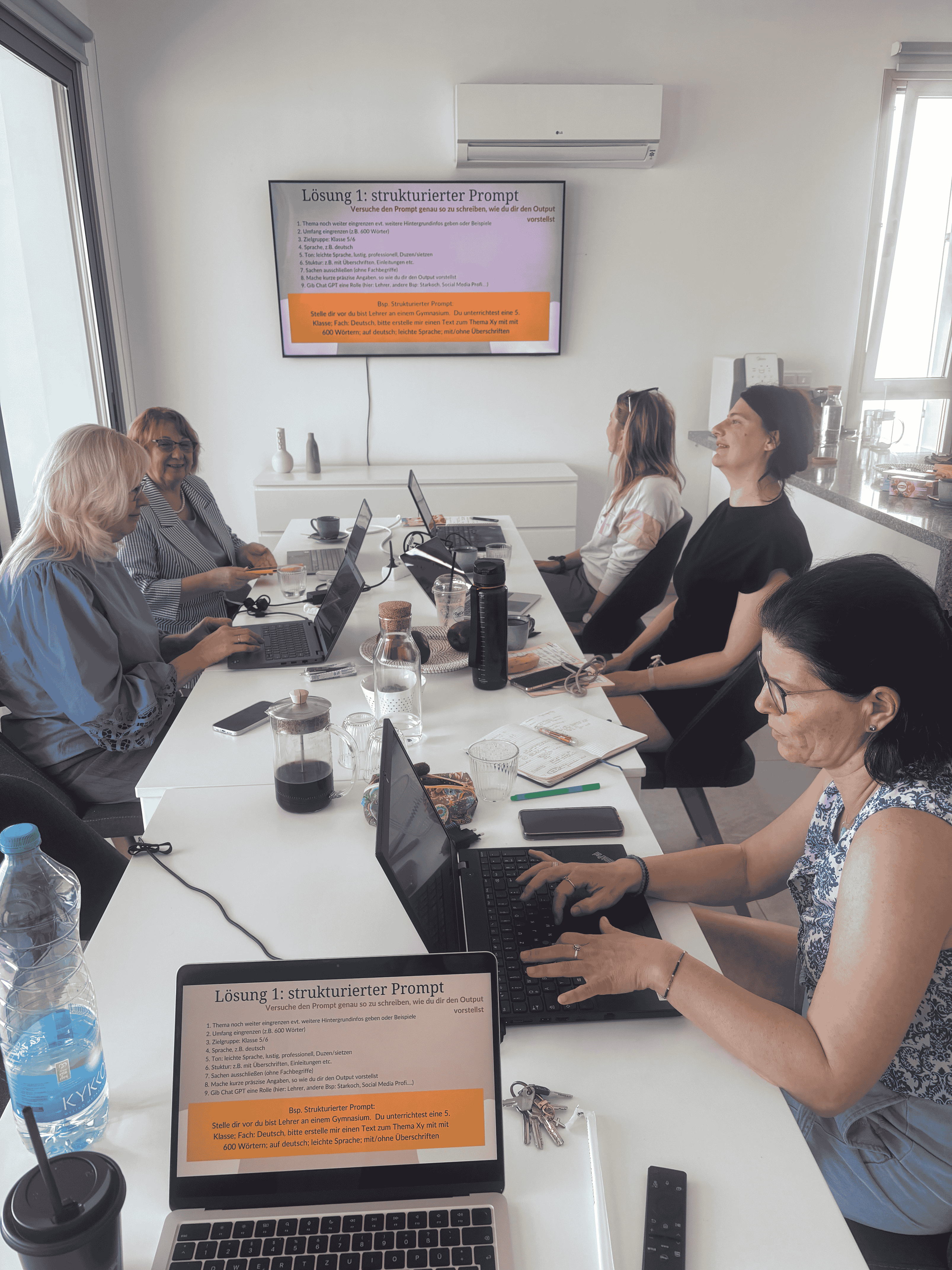 Teilnehmer während einer Erasmus Fortbildung. Sitzen gemeinsam am Tisch während des Seminars