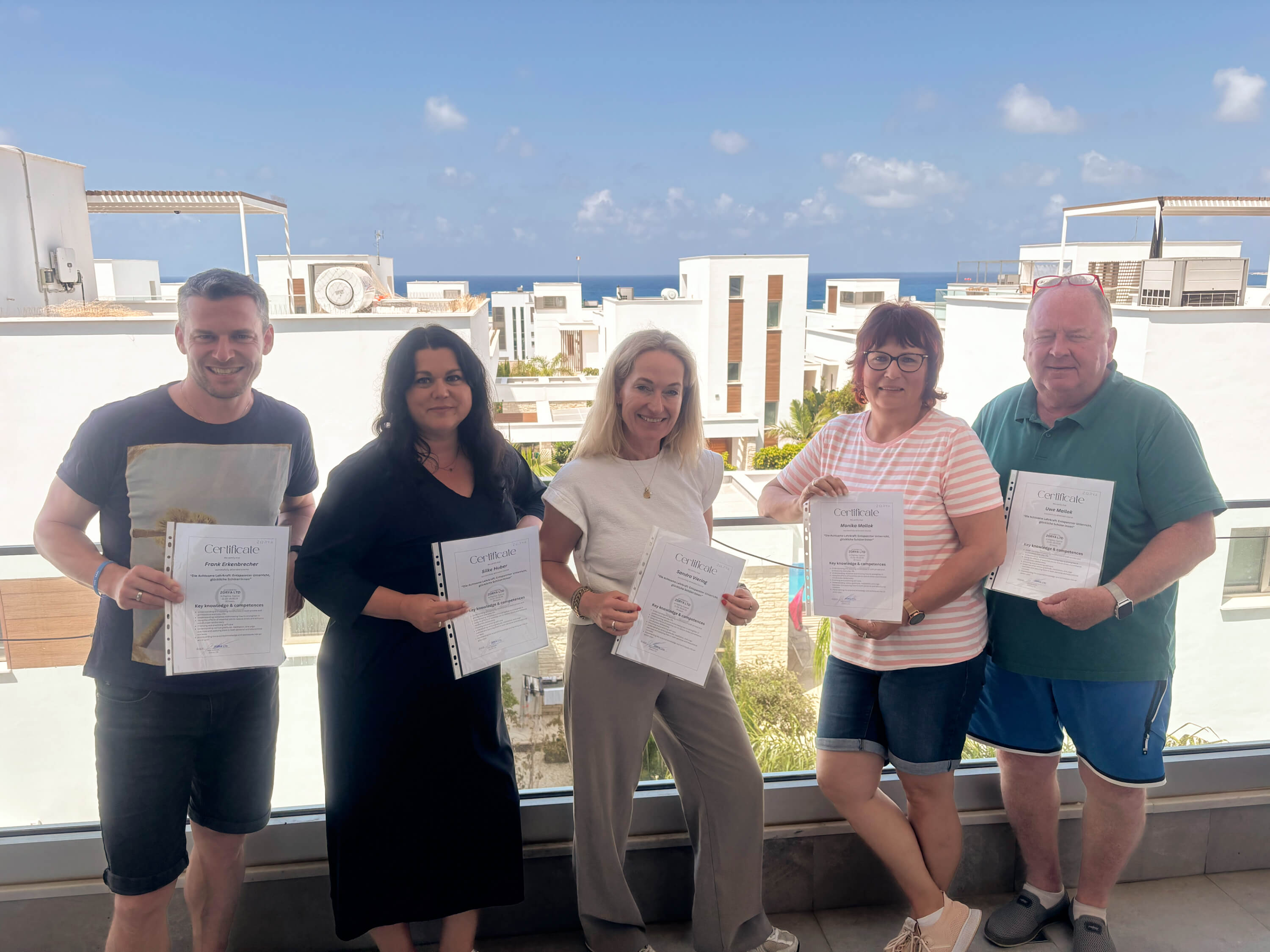 Teilnehmer während einer Erasmus Fortbildung. Präsentieren ihr erreichtes Zertifikat