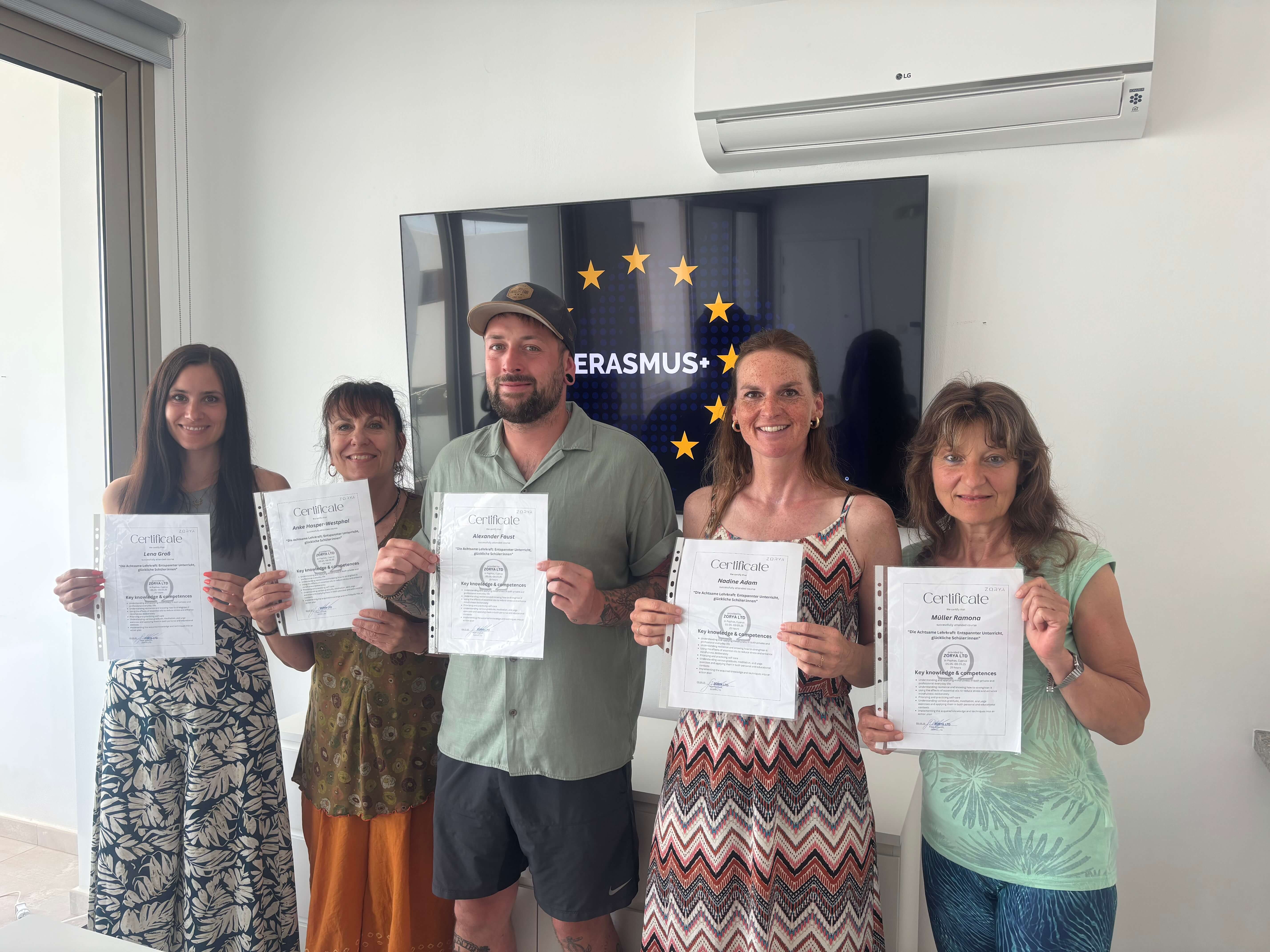 Teilnehmer während einer Erasmus Fortbildung. Präsentieren ihr erreichtes Zertifikat