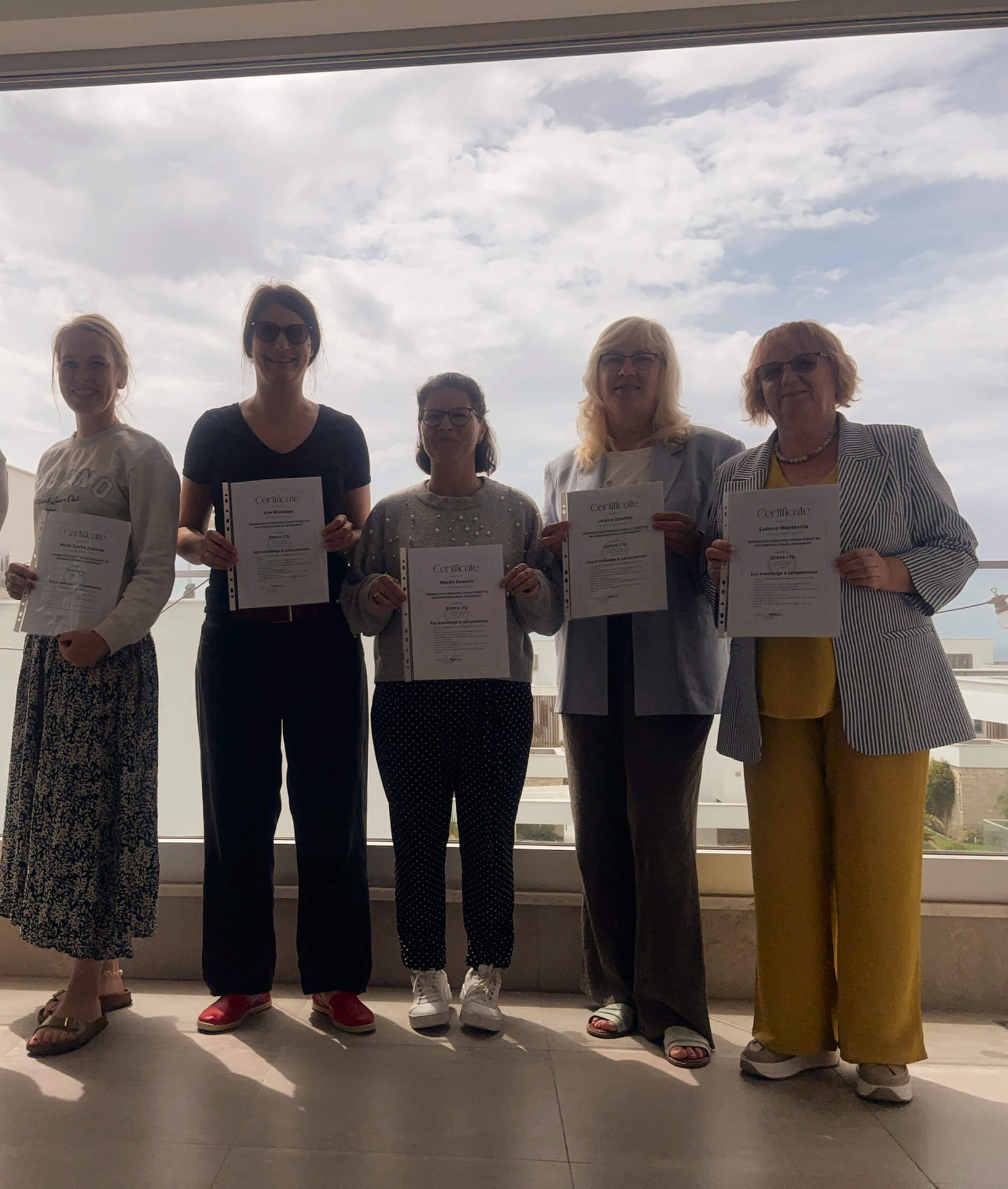 Teilnehmer während einer Erasmus Fortbildung. Präsentieren ihr erreichtes Zertifikat