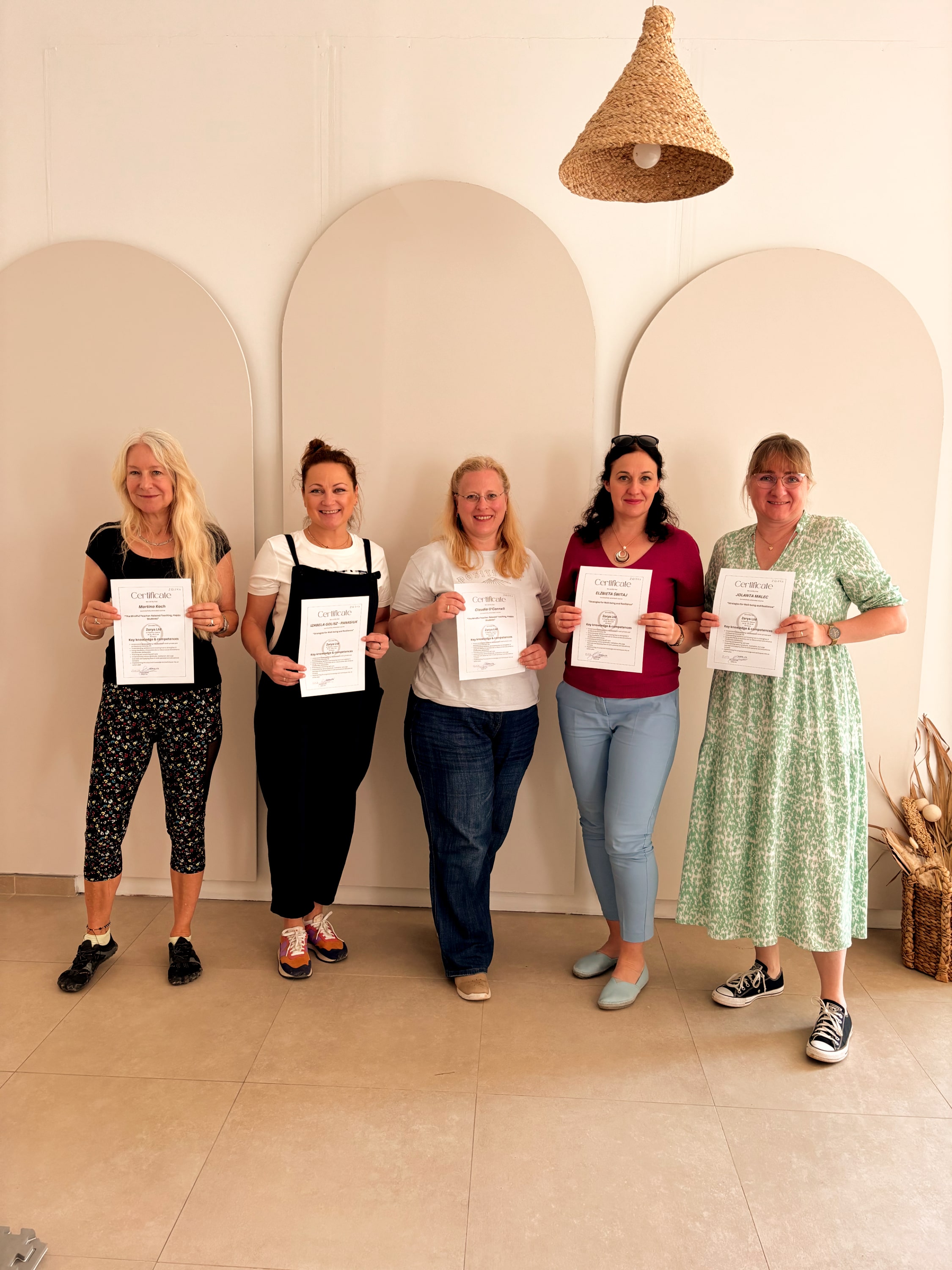 Teilnehmer während einer Erasmus Fortbildung. Präsentieren ihr erreichtes Zertifikat