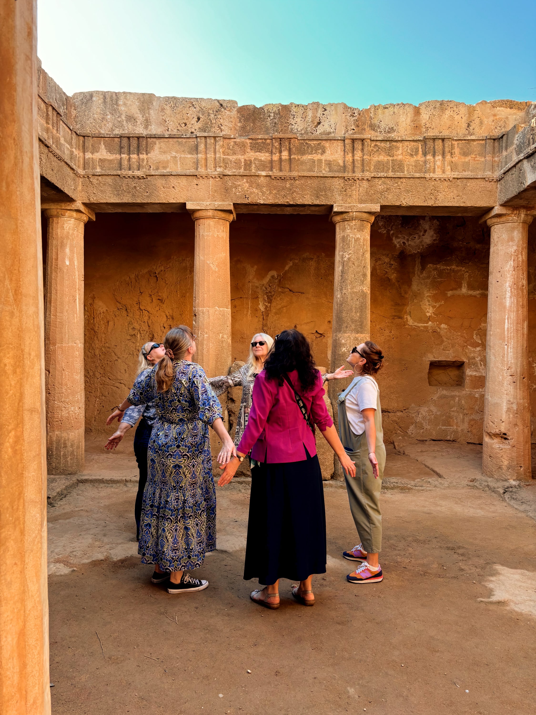 Kursteilnehmer beim besichtigen eines historischen Museums in Paphos