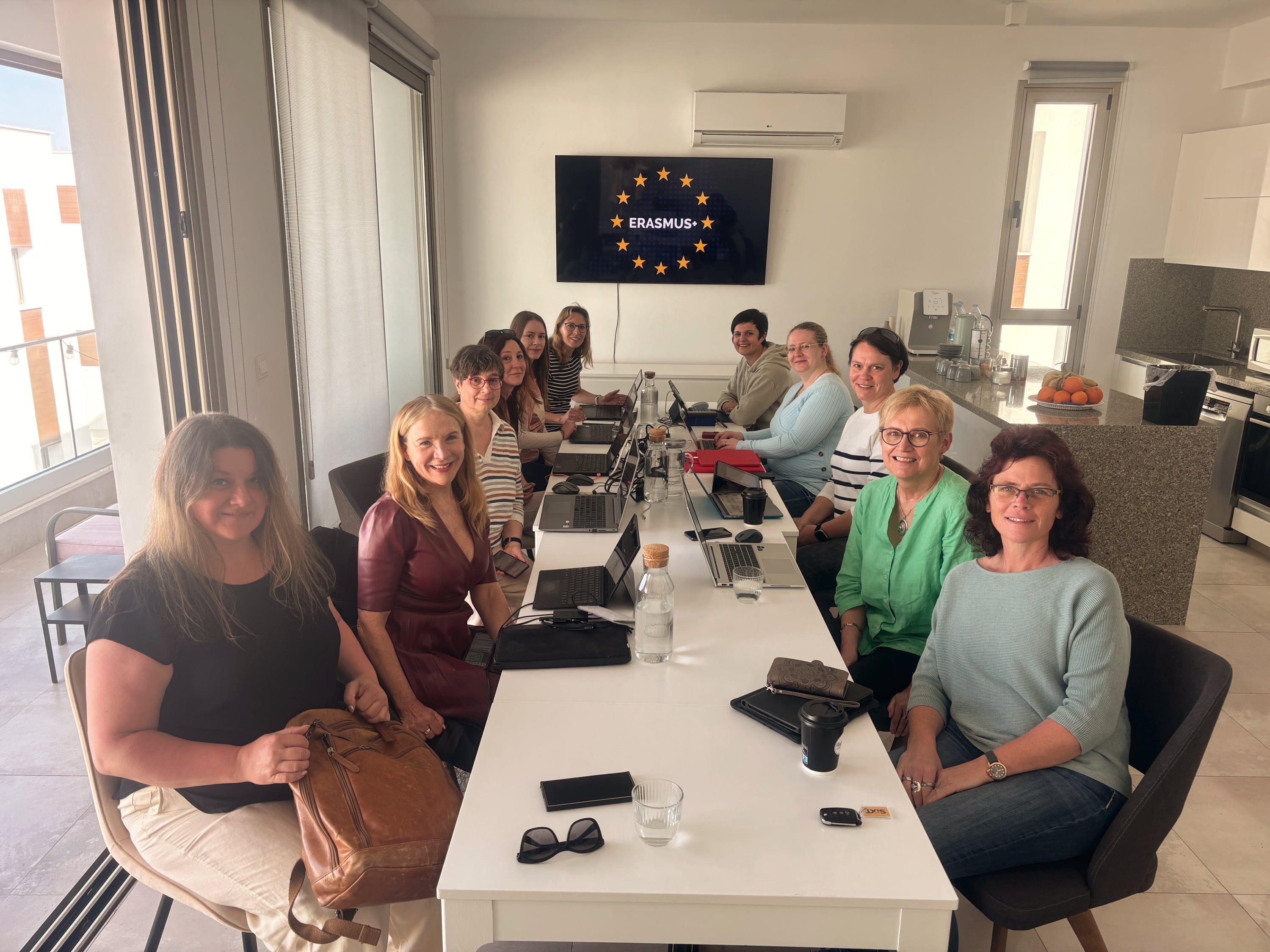 Teilnehmer während einer Erasmus Fortbildung. Sitzen gemeinsam am Tisch während des Seminars