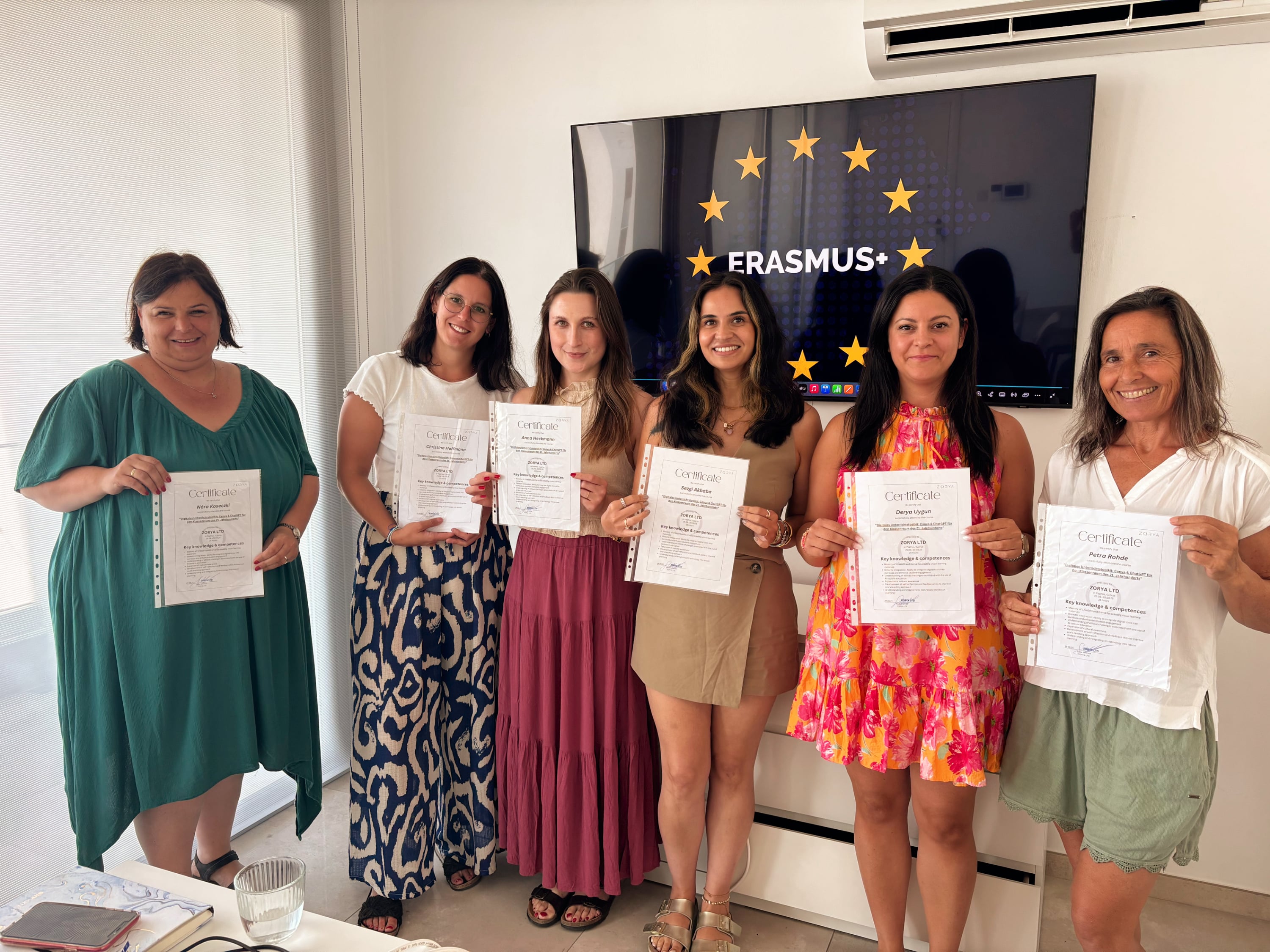 Teilnehmer während einer Erasmus Fortbildung. Präsentieren ihr erreichtes Zertifikat