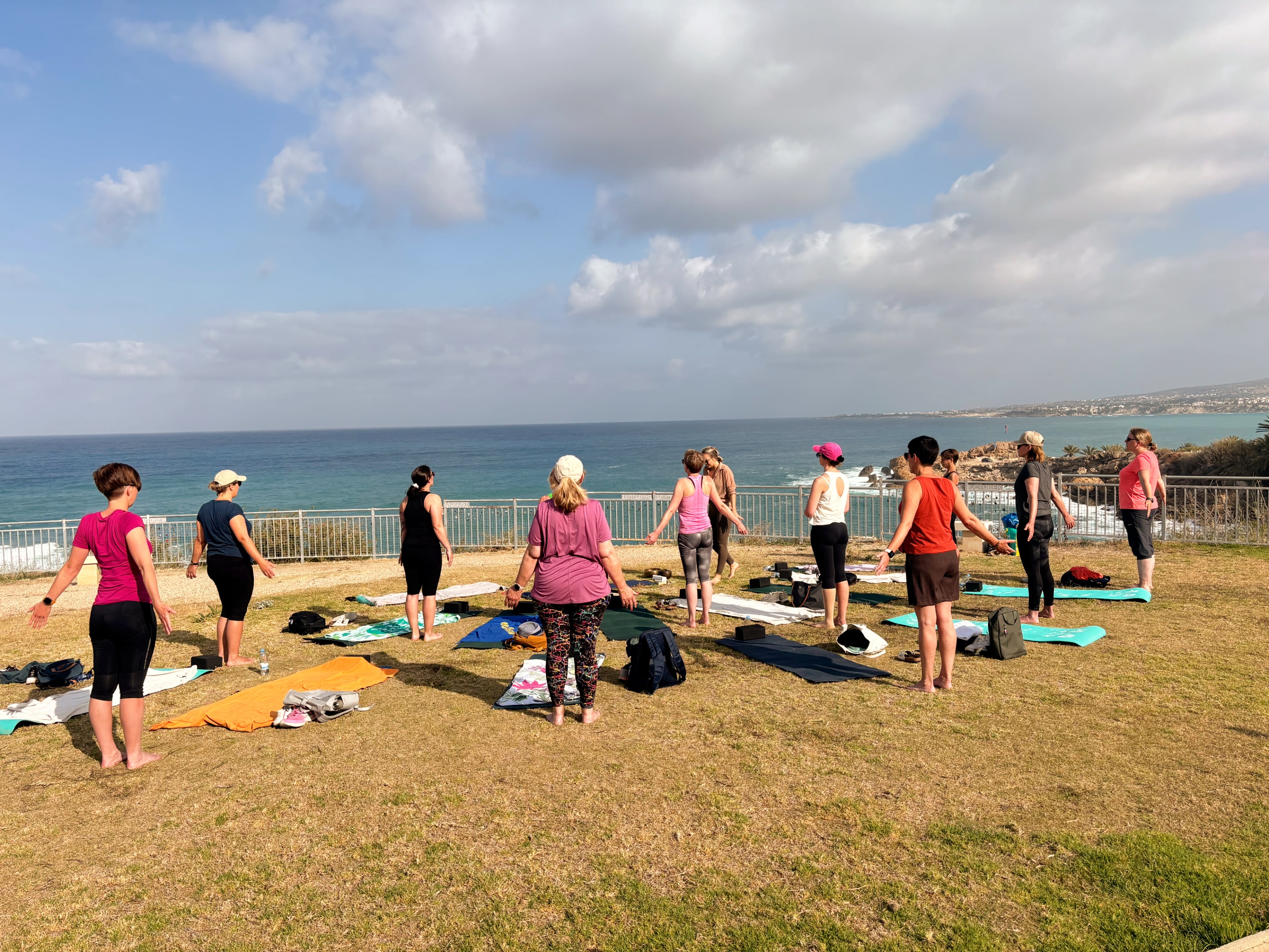 Teilnehmer während einer Erasmus Fortbildung. Gemeinsam gemeinsam Yoga in der Natur