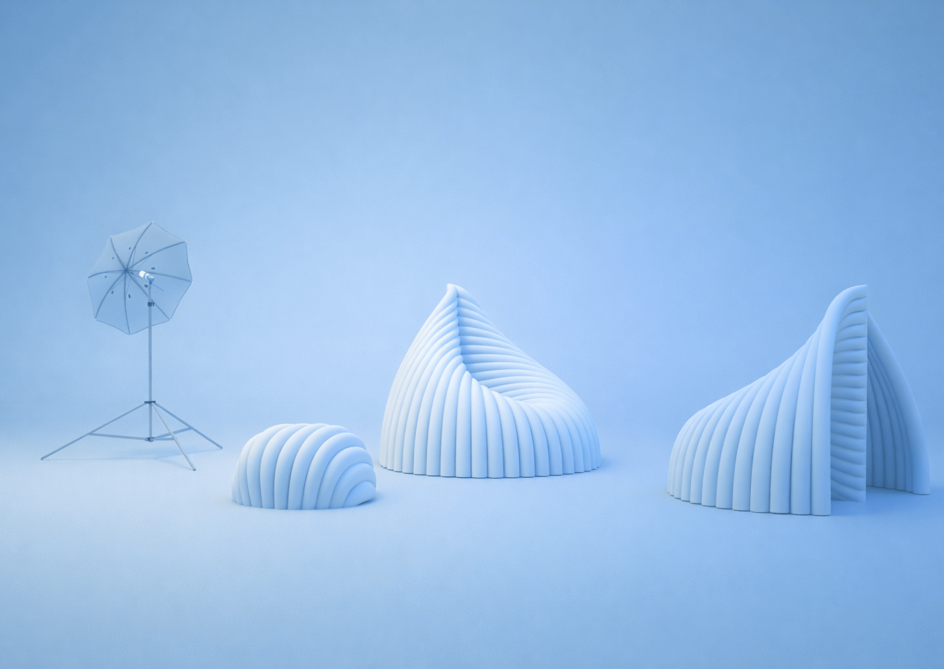 Formas escultóricas acanaladas de Armelle en un estudio azul claro.