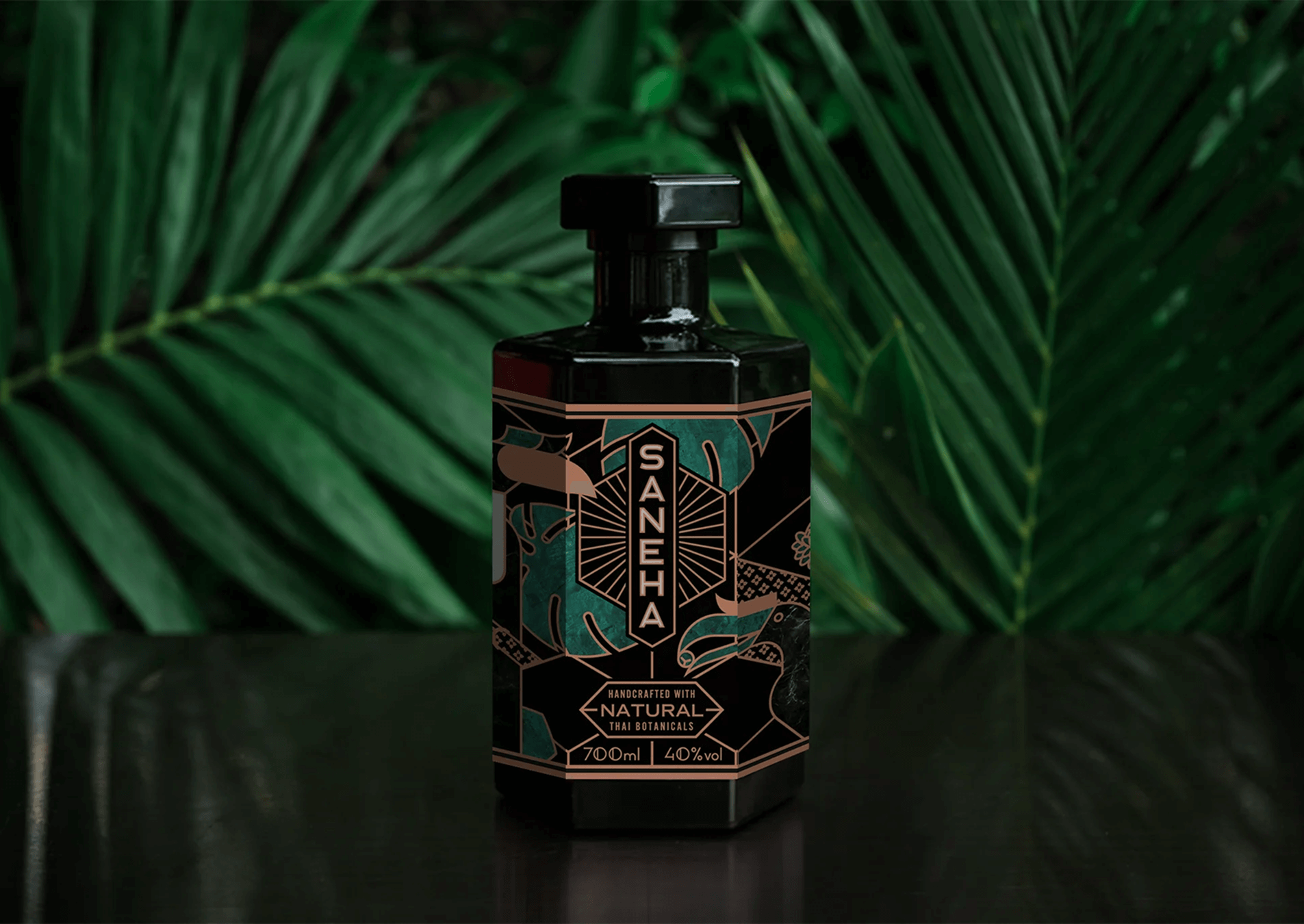 Botella ilustrada Saneha delante de hojas de palmera verde oscuro.