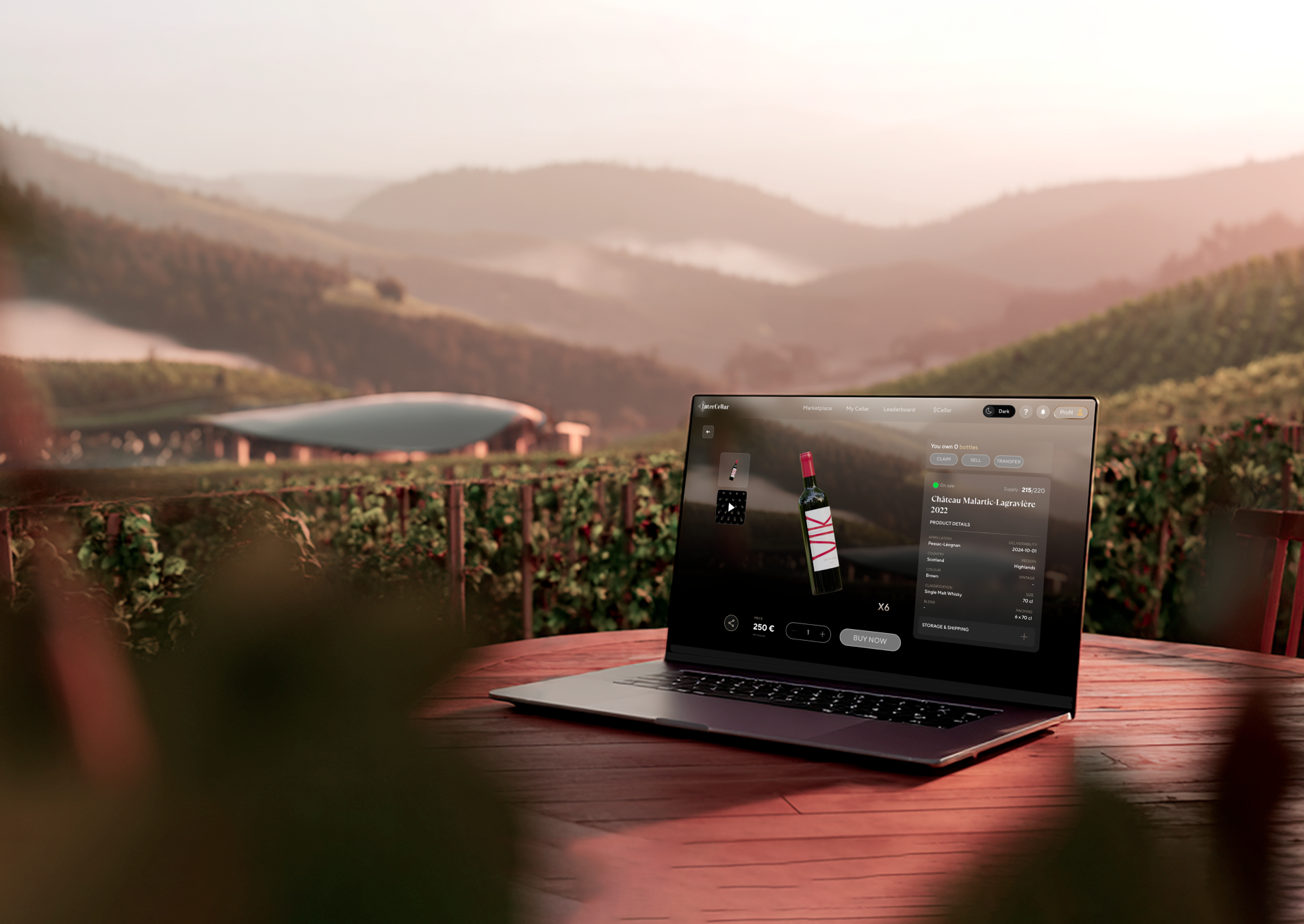 Plataforma de vinos Intercellar en un portátil frente a un paisaje.
