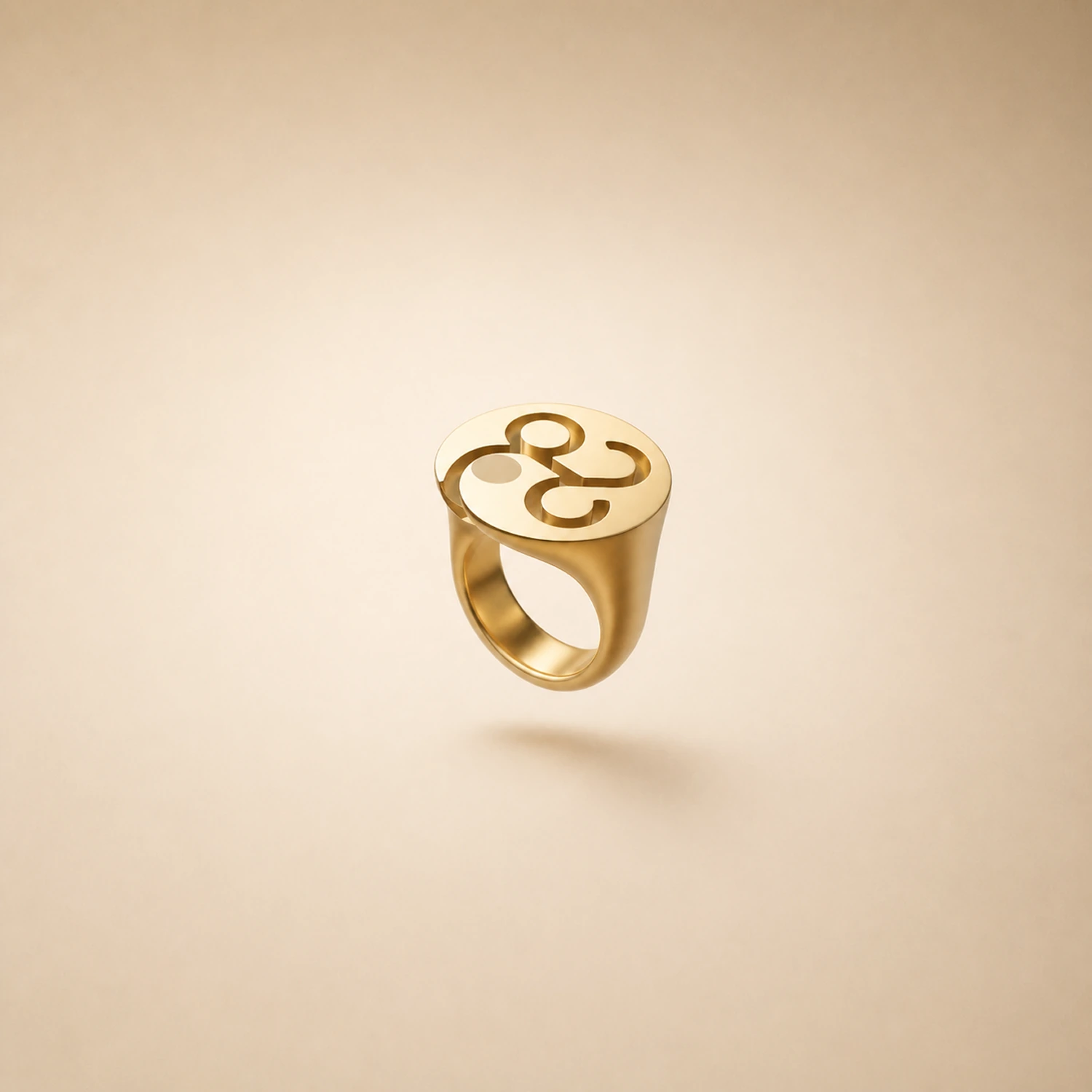 Brass ring based on the Lézar logo, shown at a three-quarter angle against a beige background.