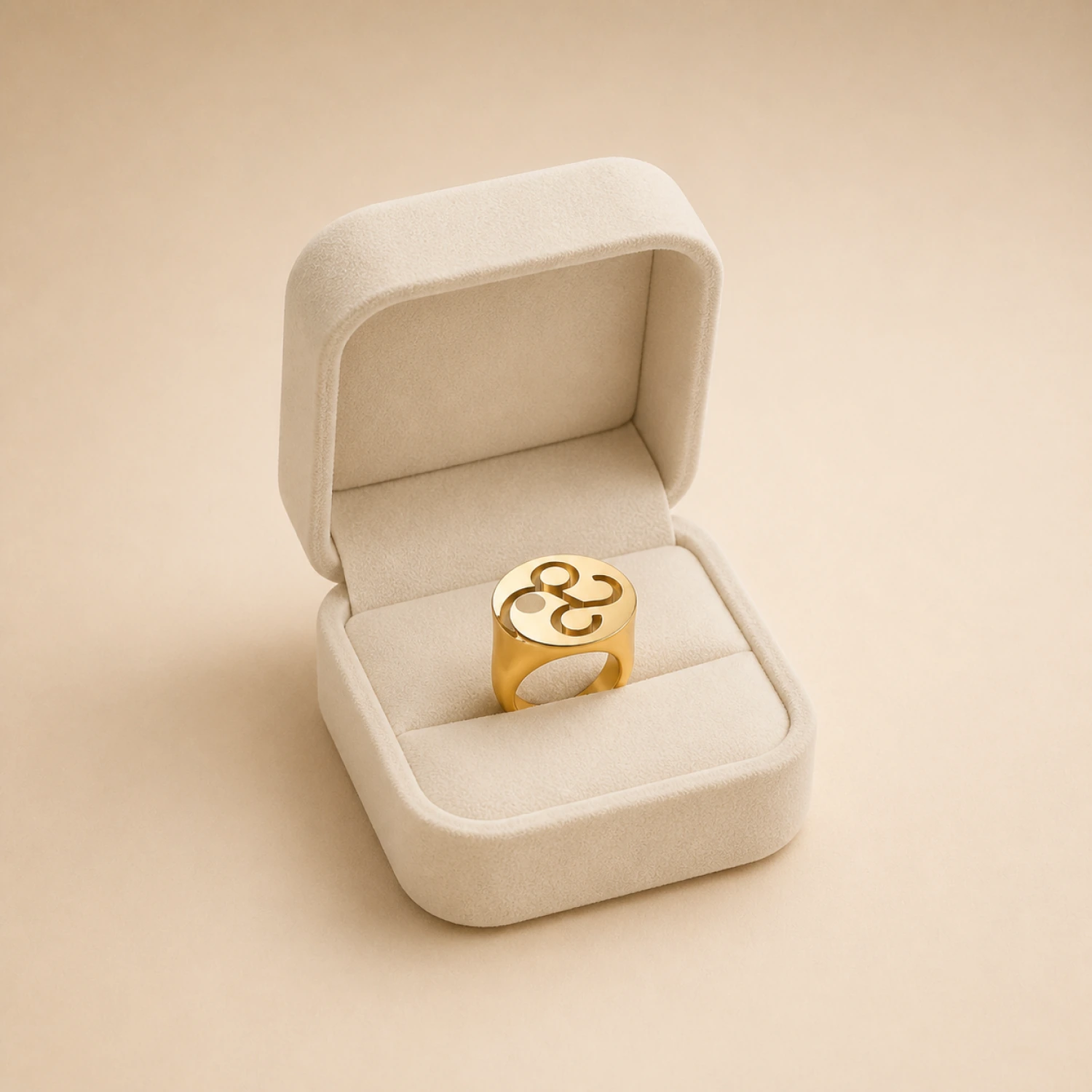 Brass ring featuring the Lézar logo in an open beige presentation box.