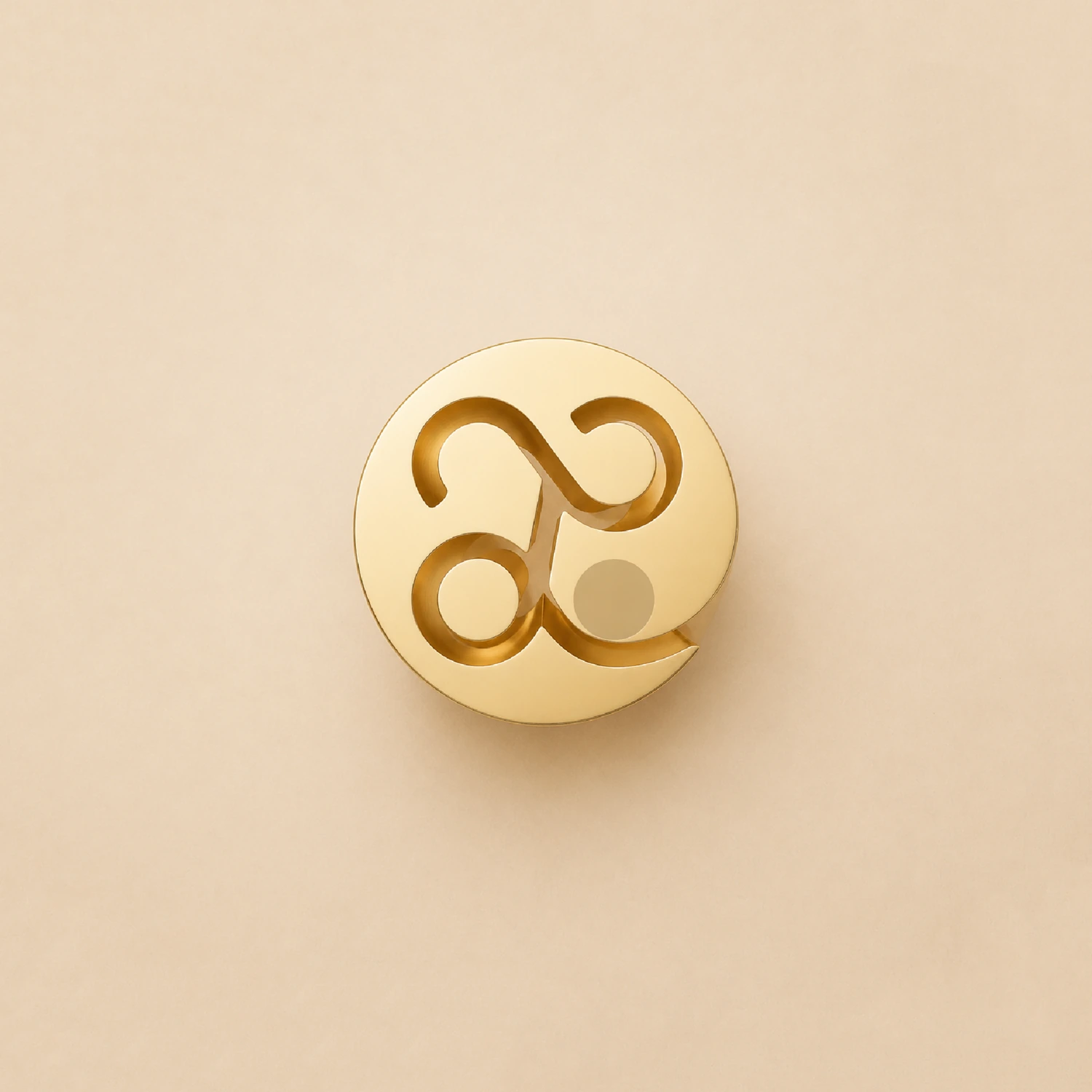 Detail of the brass ring’s top, sculpted from the Lézar logo.
