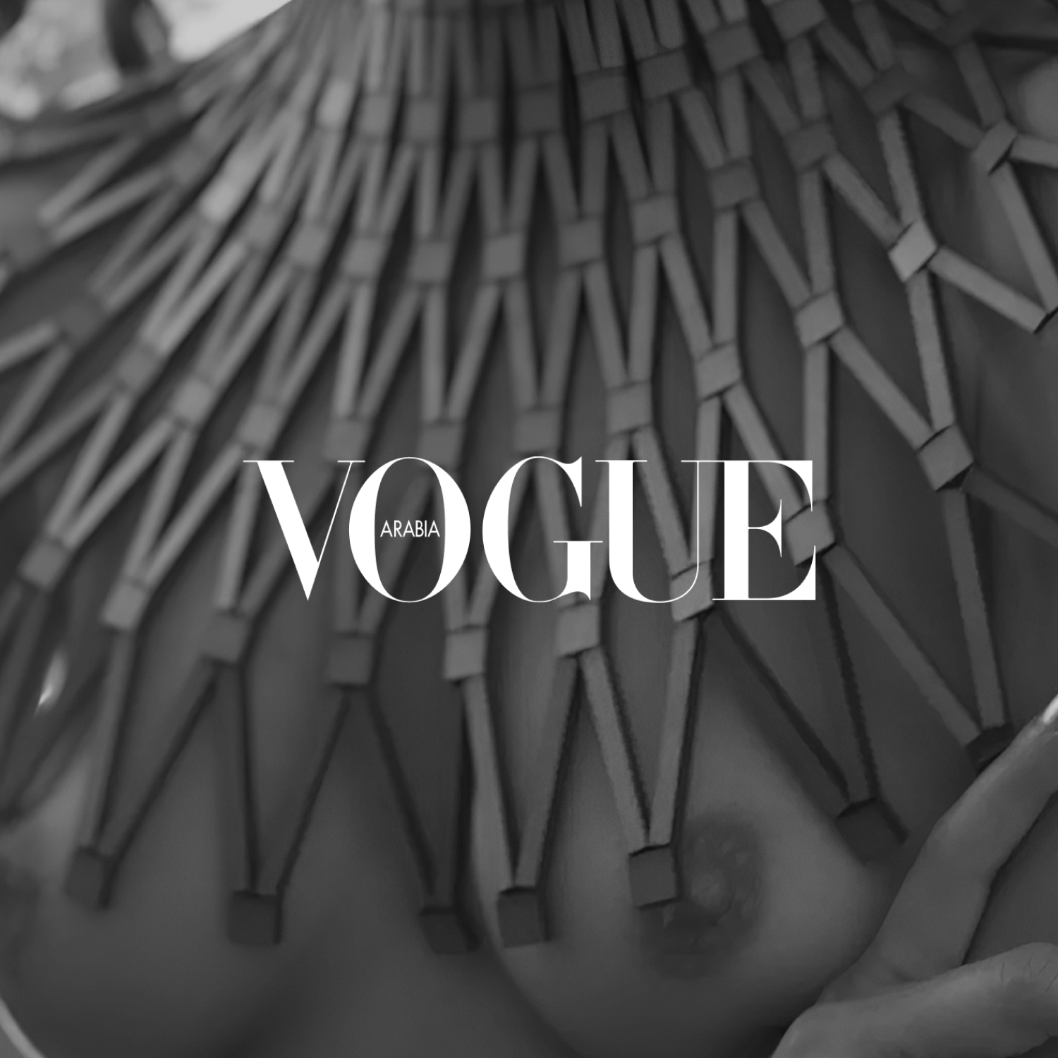 Cleo : détail en noir et blanc de la parure en cuir et acrylique miroir, avec le logo Vogue Arabia.