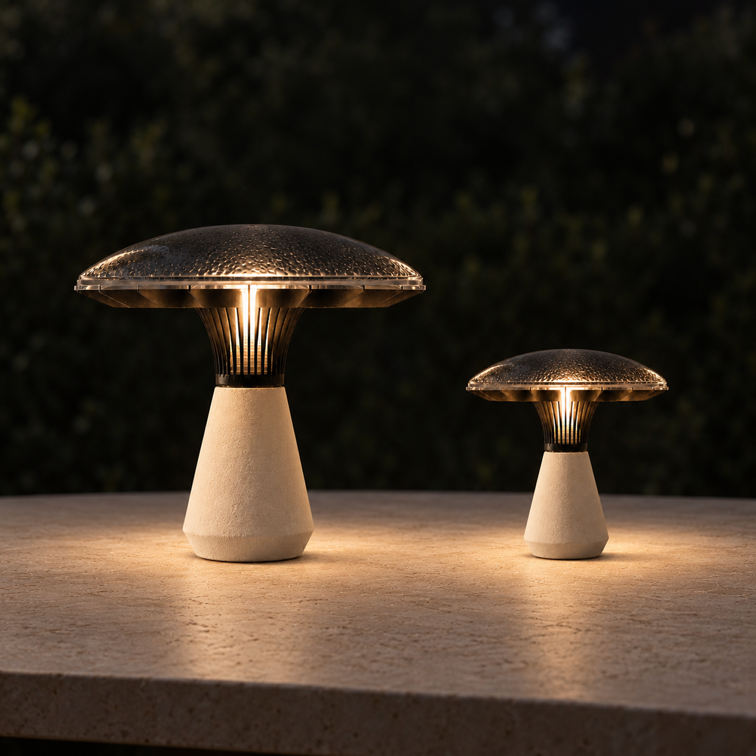 The two Kinoko lamps illuminated side by side, in 40 cm and 20 cm sizes.