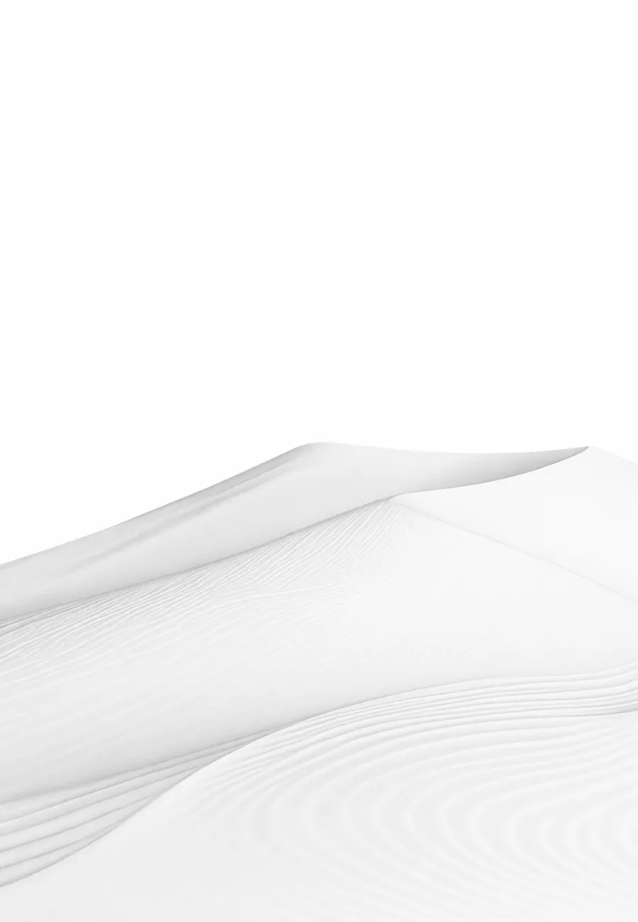 Dunes de sable blanches sur fond clair.