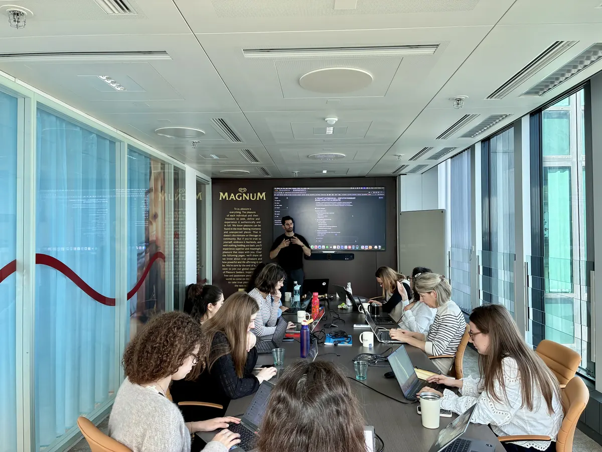 Formation IA en entreprise : une équipe en session avec Bloom