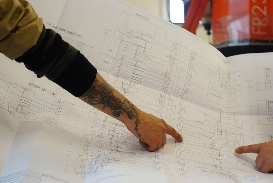 Progettazione di serramenti su misura nello showroom Devincenzi