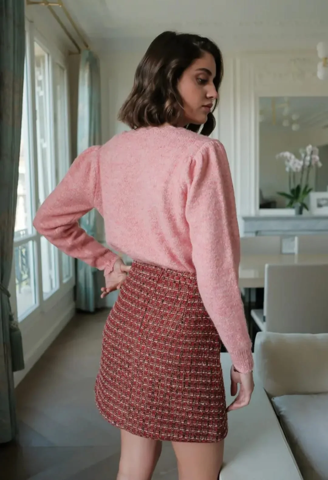Jupe courte en tweed, bouton décoratif doré à l'avant, ouverture par zip invisible sur le côté.
Forme un ensemble avec la veste.
Longueur (Taille S) : 45cm
Caprices mode, 1 place Jean Jaurès Miramas 13140