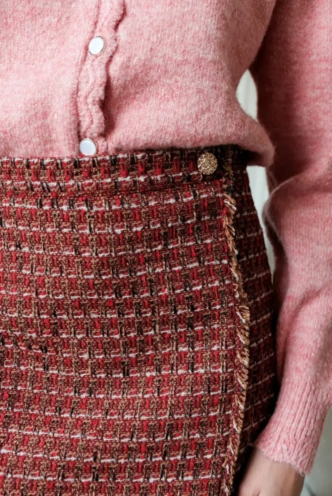 Jupe courte en tweed, bouton décoratif doré à l'avant, ouverture par zip invisible sur le côté.
Forme un ensemble avec la veste.
Longueur (Taille S) : 45cm
Caprices mode, 1 place Jean Jaurès Miramas 13140
