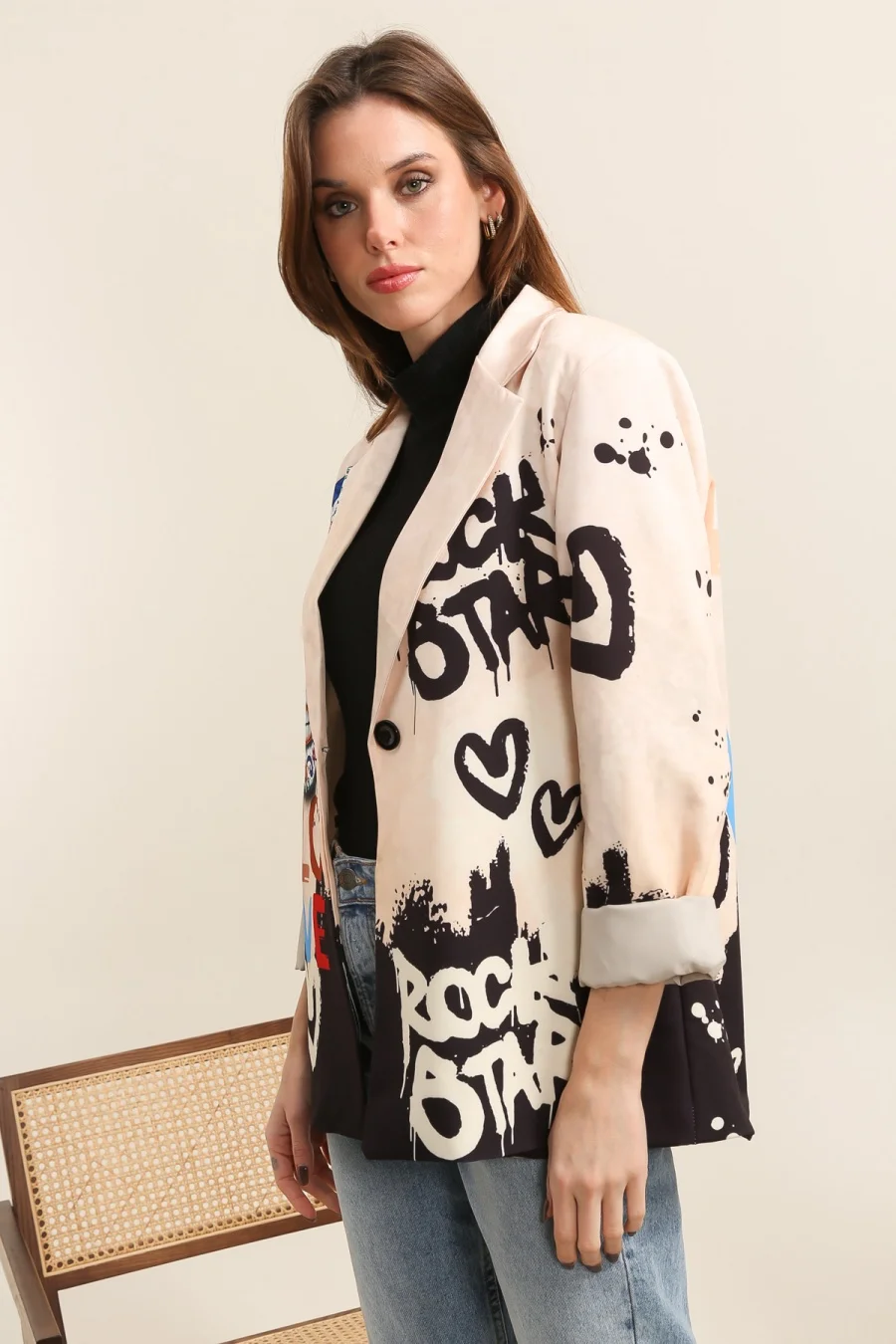 Vêtements et accessoires femme – Caprices Mode, 1 place Jean Jaurès, 13140 Miramas. Mode féminine tendance automne hiver, shopping en ligne et en boutique.