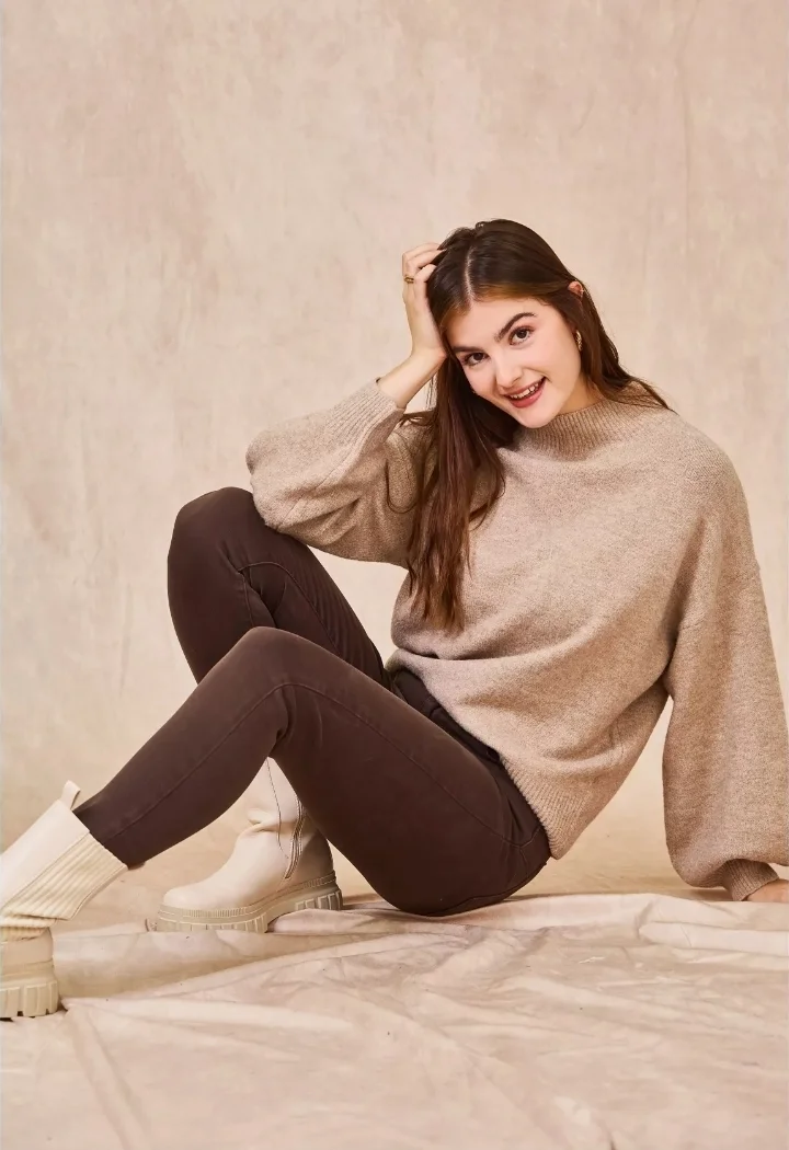 Vêtements et accessoires femme – Caprices Mode, 1 place Jean Jaurès, 13140 Miramas. Mode féminine tendance automne hiver, shopping en ligne et en boutique. Pantalon slim marron tenue automne femme