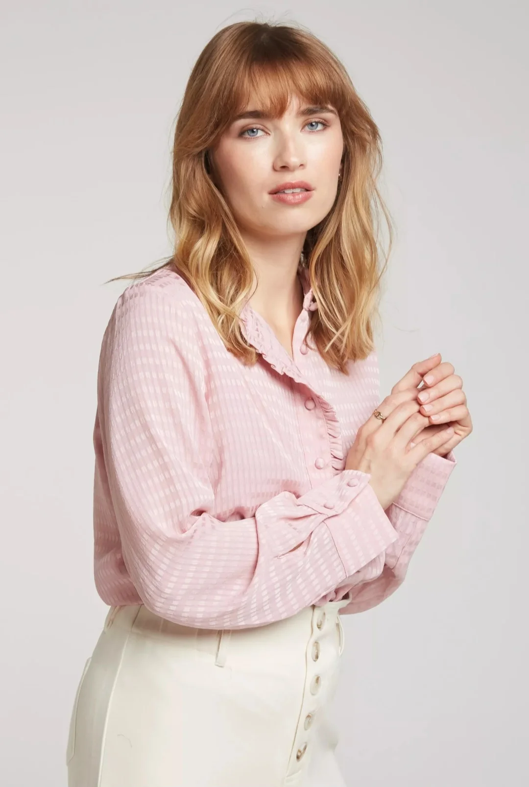 Vêtements et accessoires femme – Caprices Mode, 1 place Jean Jaurès, 13140 Miramas. Mode féminine tendance automne hiver, shopping en ligne et en boutique. Chemisier rose pâle femme