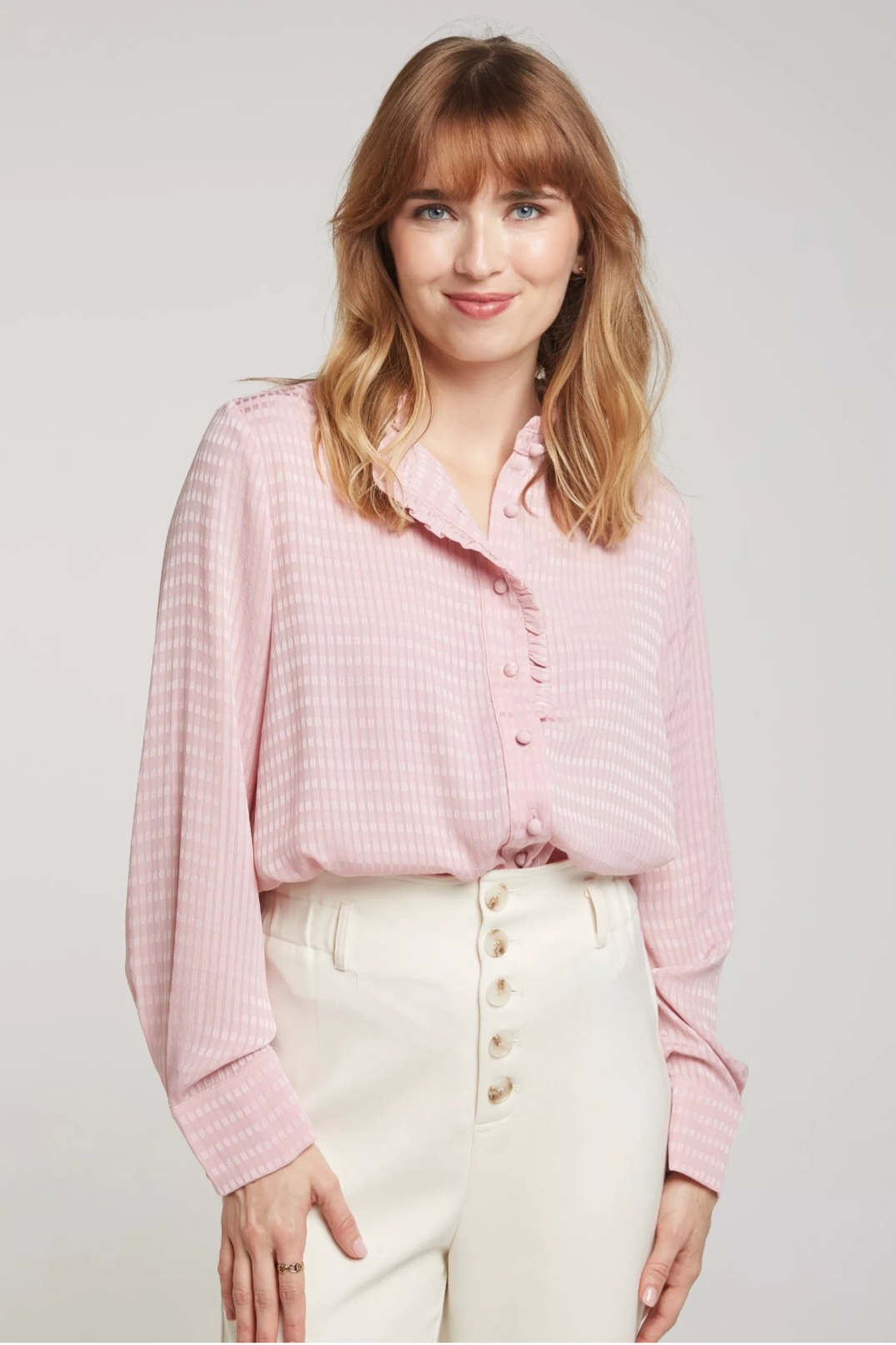 Ce chemisier élégant présente des volants délicats au col, apportant une touche de sophistication à votre tenue. Confectionné en 100% polyester, il est disponible en midnight, blanc, forest et rose, idéal pour toutes les occasions.
Composition
100%POLYESTER