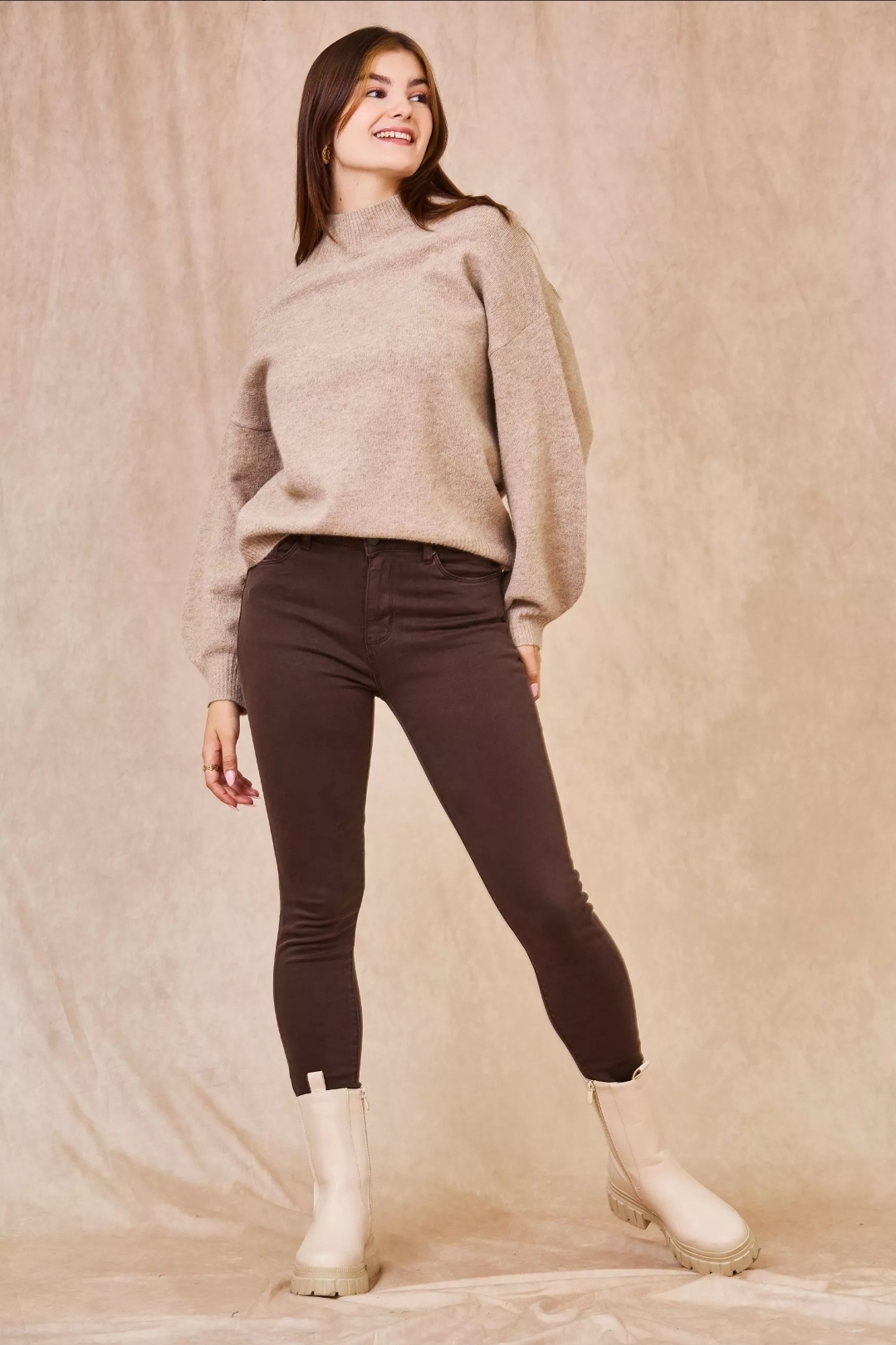 LE MANNEQUIN MESURE 1,74M ET PORTE UNE TAILLE DE 36(EU) / 8(UK) / 4(US) - correspondance au 26(US) en pouces. *Taille mi-haute, *Coupe slim (Ajustée), *Stretch (Extensible), *Flexibilité, *Effet push-up (Faire monter), *Braguette zippée, *Cinq poches, *Classique, *Le "Signature", *Décontractée, *Le coton stretch innovant de chez "ANA & LUCY®" qui ne sacrifiera pas le confort de votre silhouette Composition
98% Coton - 2% Élasthanne