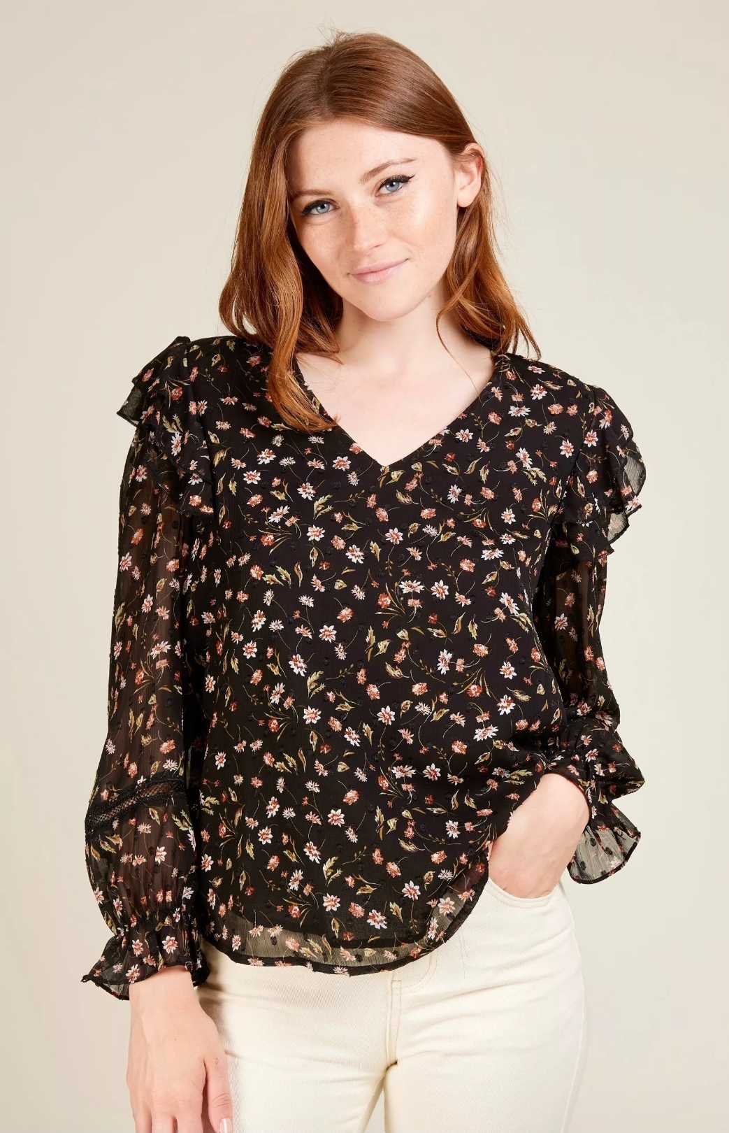 Découvrez la blouse FAREN, un must-have pour votre garde-robe automnale.
Confectionnée en 100% POLYESTER avec une doublure confortable en 100% COTON, cette pièce offre douceur et durabilité. Mettant en avant un imprimé floral aux couleurs automnales sur fond noir, elle est parfaite pour ajouter une touche de nature à votre look. Les volants élégants aux épaules, associés à des manches mi-longues ornées de dentelle, offrent une sophistication subtile. Que vous souhaitiez la porter au bureau ou lors d'un dîner entre amis, la blouse FAREN est versatile pour toutes les occasions. Ajoutez-la à votre panier dès maintenant et misez sur un style intemporel. Infos: Composition : 100% POLYESTER (DOUBLURE 100% COTON) Lavage en machine à 30° délicat 