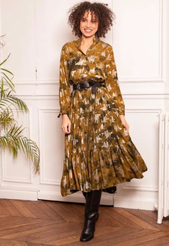 Robe ample délavée avec un effet doré imprimé longueur 130cm
Le modèle mesure 175cm et porte du S/M
Viscose 100% 